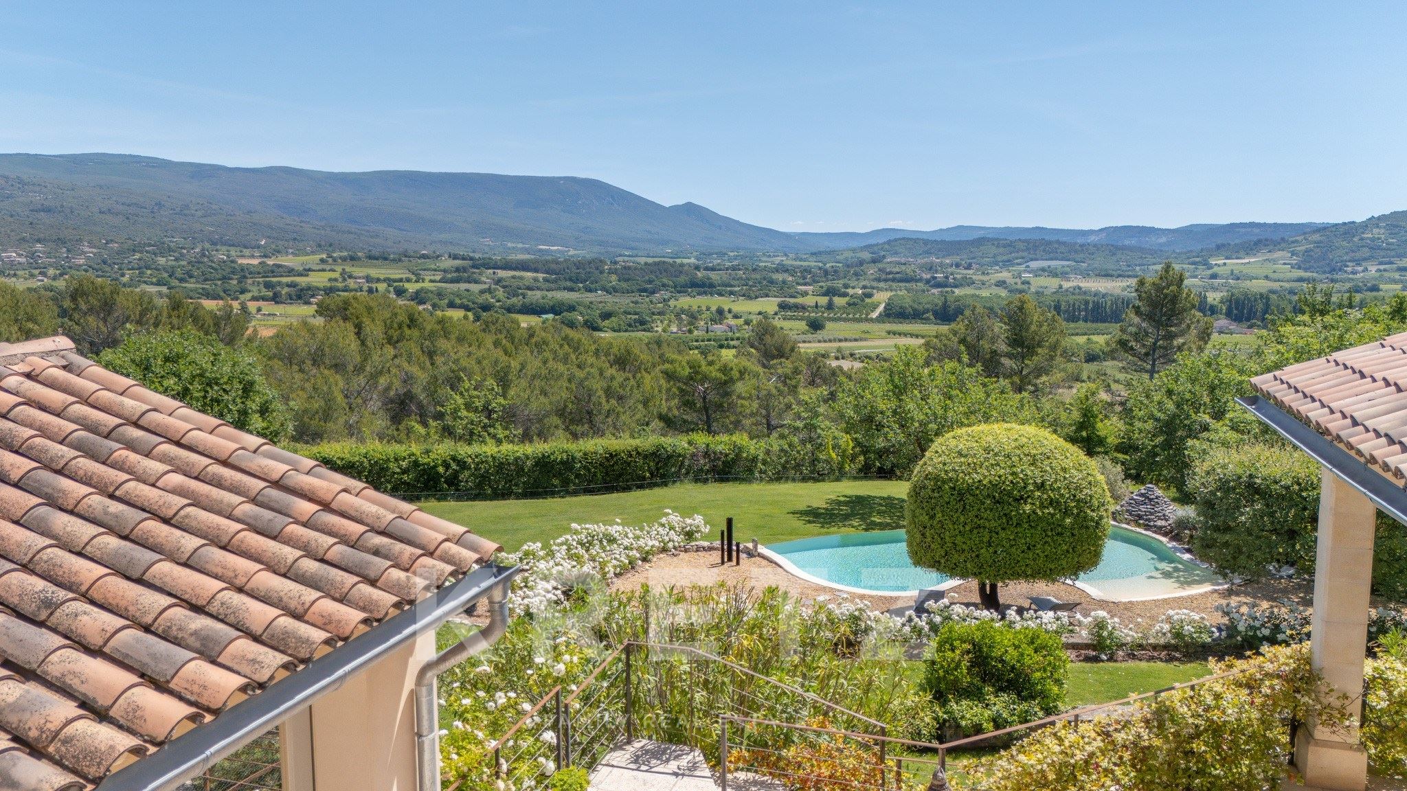 Saint Saturnin Les Apt, avec vue sur le Luberon, maison d'architecte de plus de 280m2