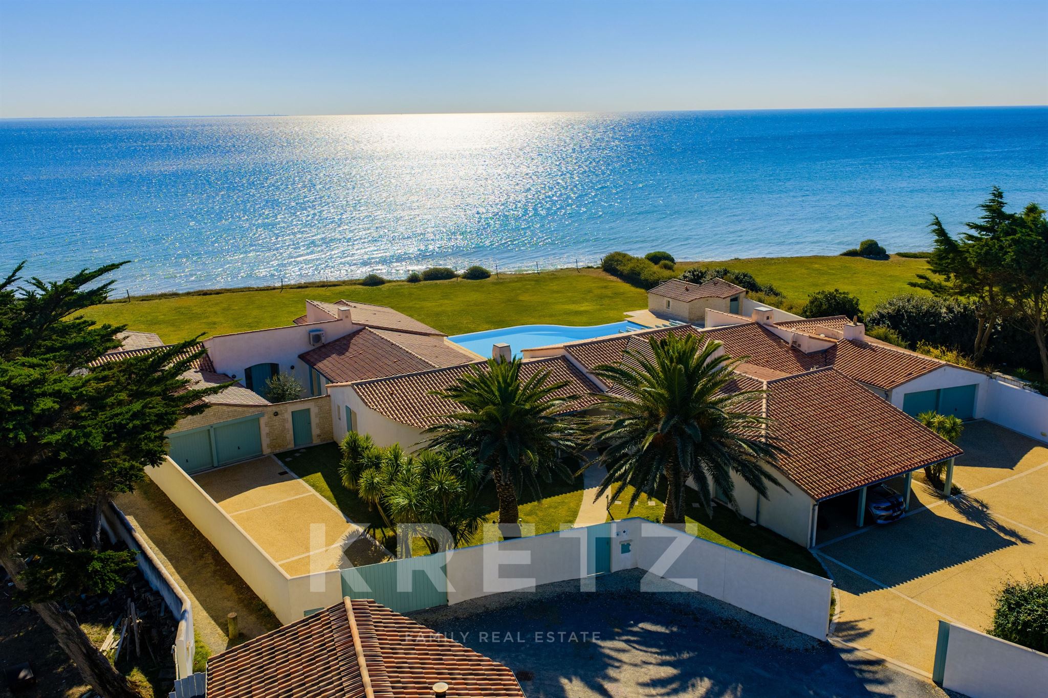 Contemporary Oceanfront Villa – Luxury, Light, and Endless Horizon