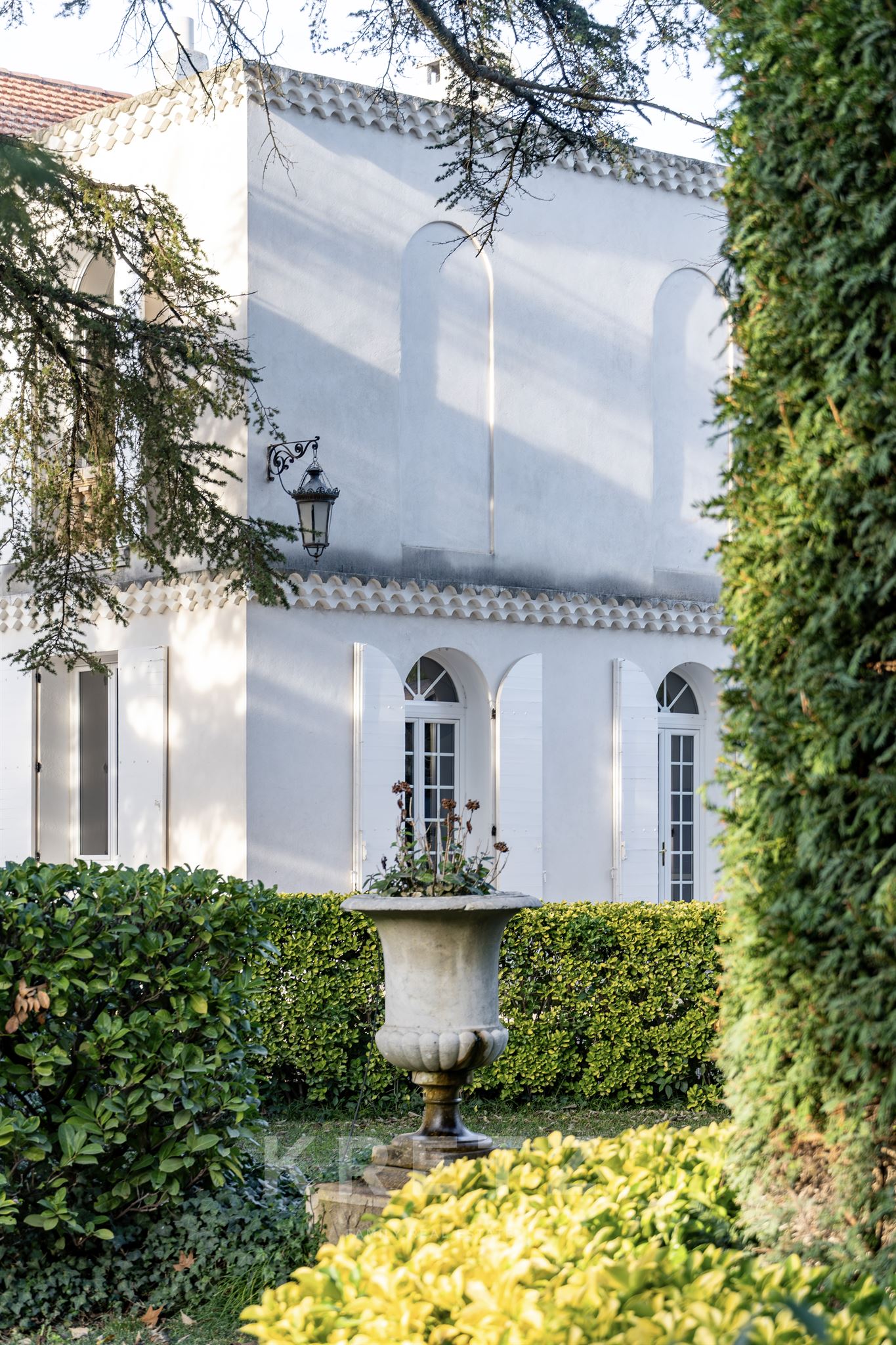 19TH-CENTURY COUNTRY HOUSE WITH GARDEN