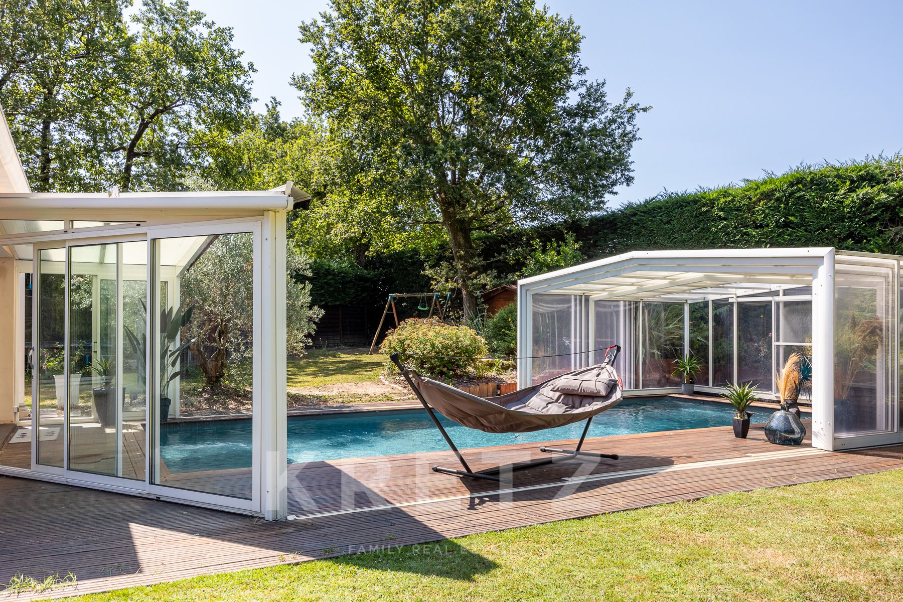 Nantes - Les Sorinières. 196m2 house in the heart of a wooded garden with swimming pool.