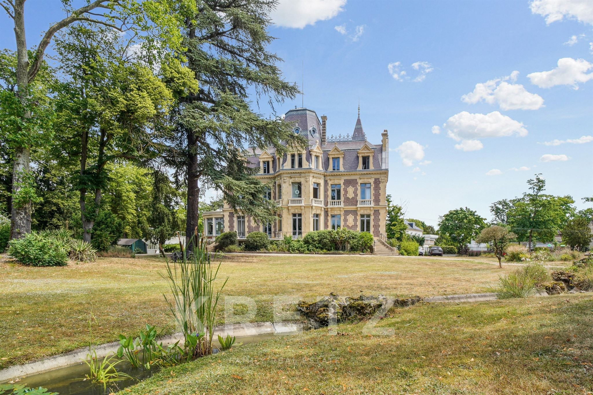 Castle • Le Vésinet • 18 Rooms • 12 Bedrooms