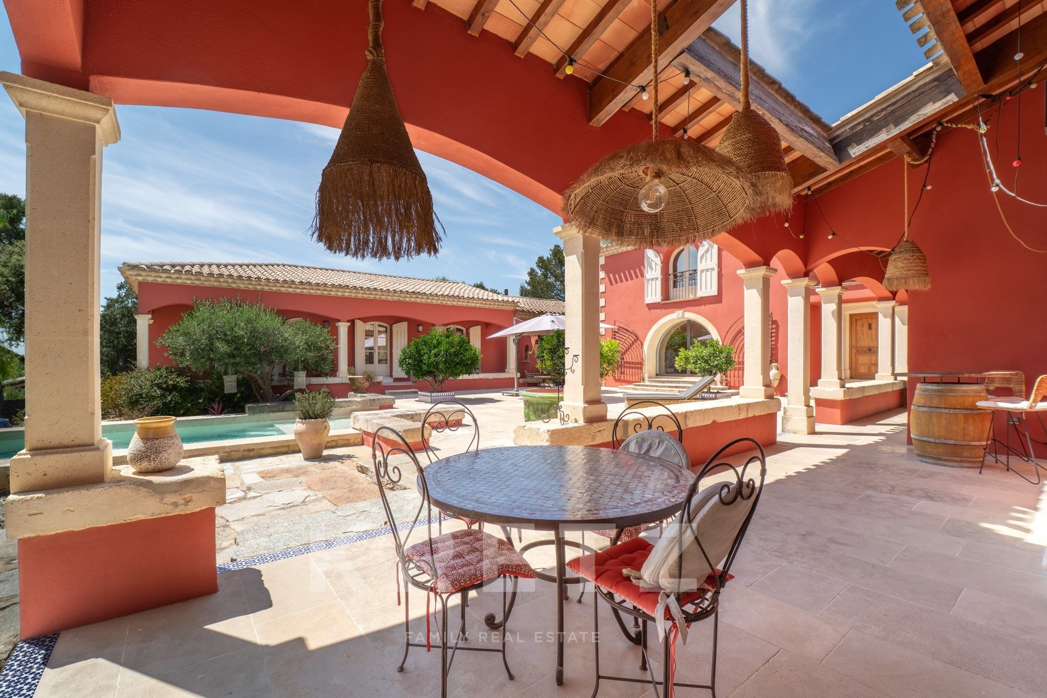Hacienda contemporánea en un entorno verde exuberante entre Nîmes y Montpellier