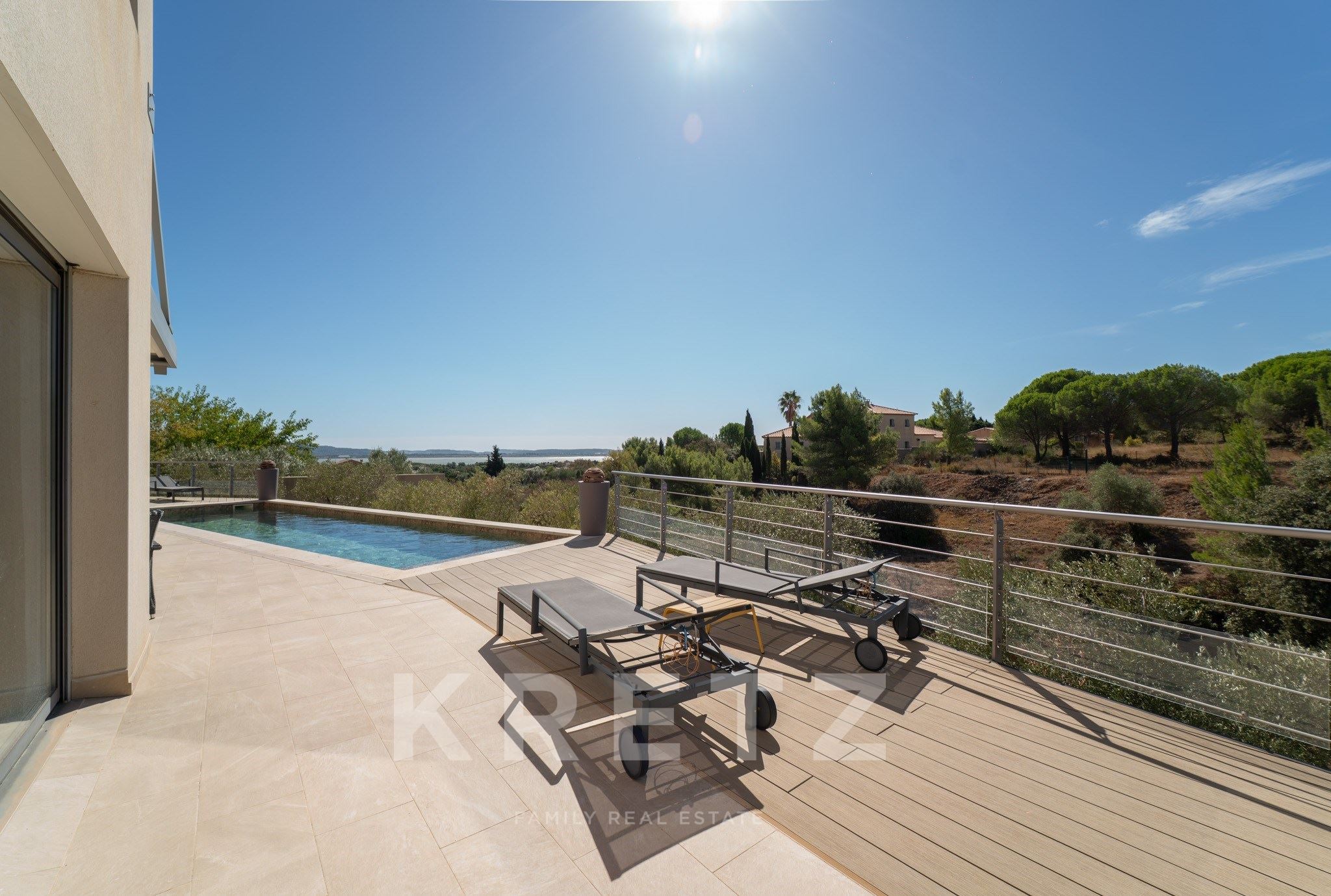CONTEMPORARY VILLA OF EXCEPTIONAL STANDING — PANORAMIC VIEWS OVER THE BAGES LAGOON