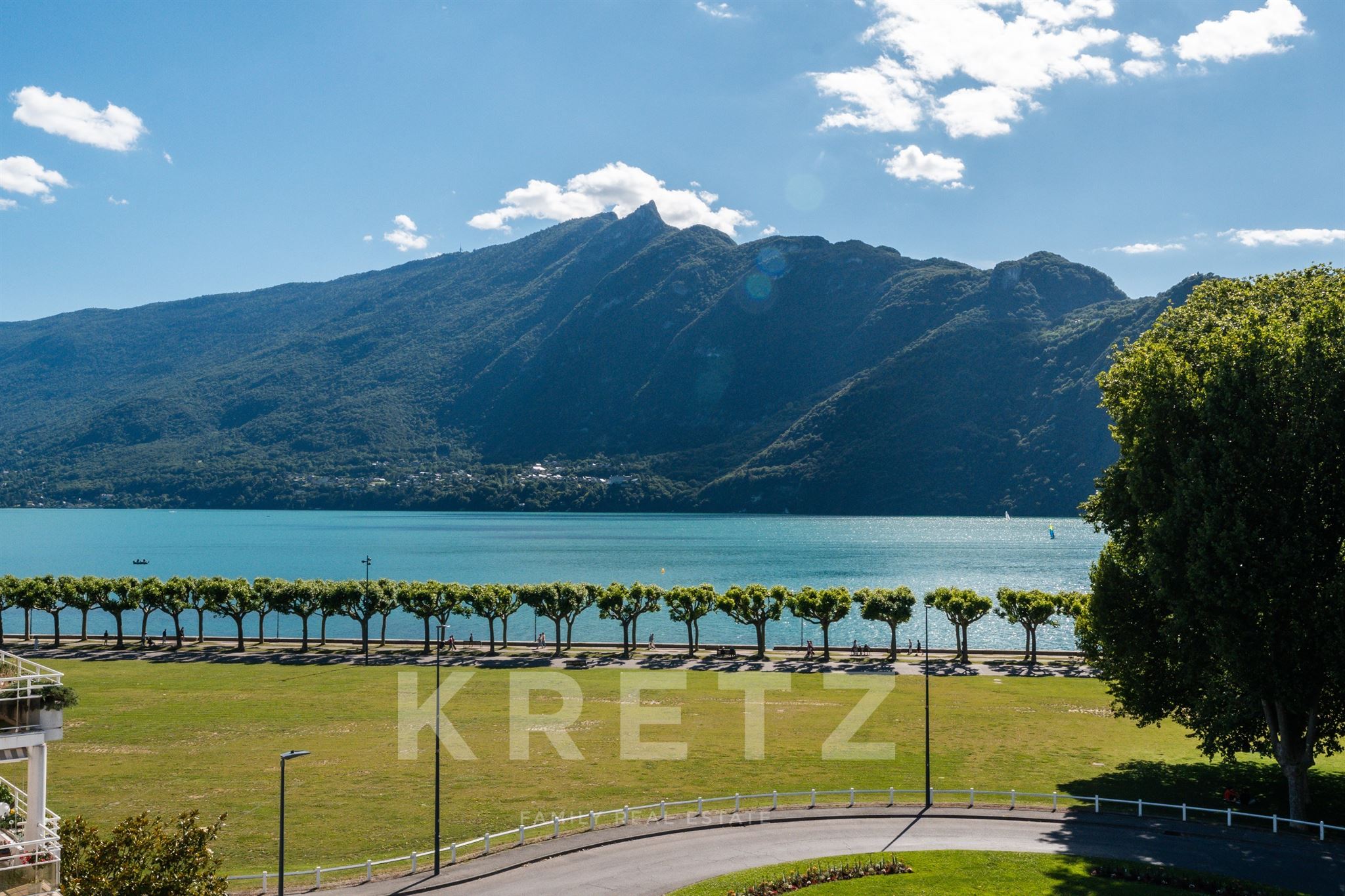 Appartement dernier étage, esplanade Aix les Bains, face au lac du Bourget