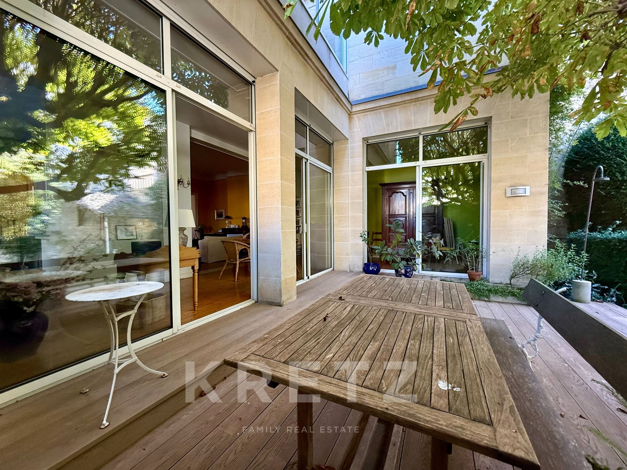 Saint-Seurin - Elegant Family Home, 370m² with Garden