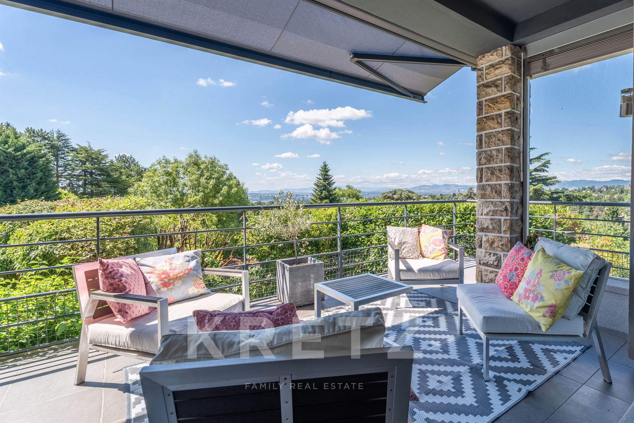 Villa contemporaine avec vue dominante