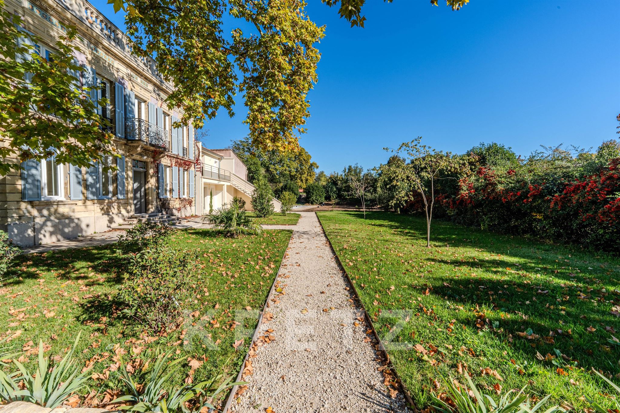 Maison de maître napoléonienne, dix appartements et parc arboré avec piscine