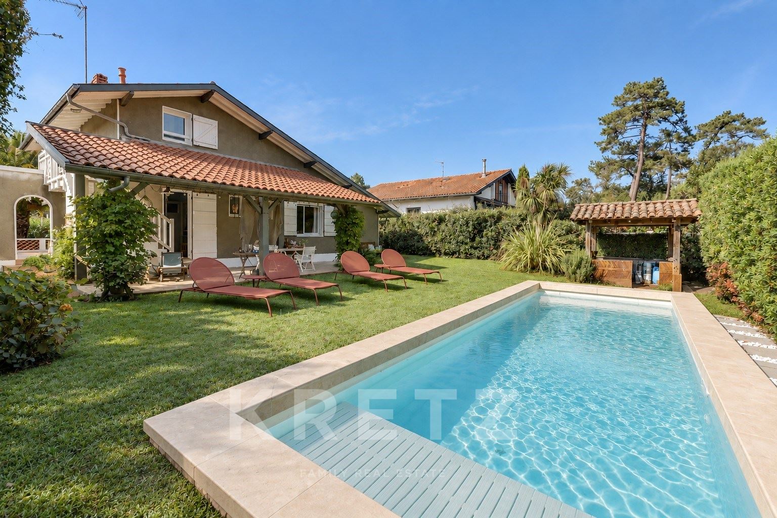 Capbreton, just steps from the market hall and the beach: a villa combining charm, privacy, and potential.
