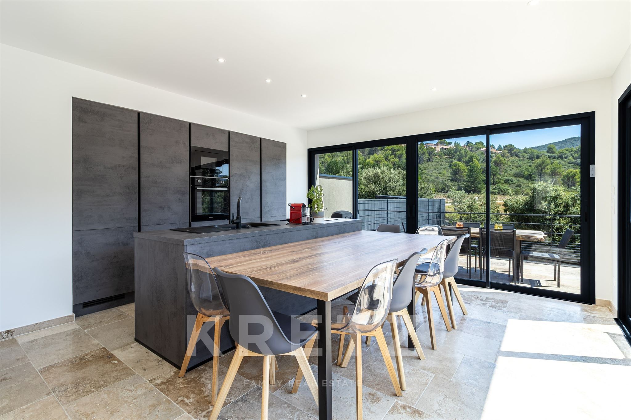 Une contemporaine d'exception face au Mont Ventoux… l'art de vivre en Provence.