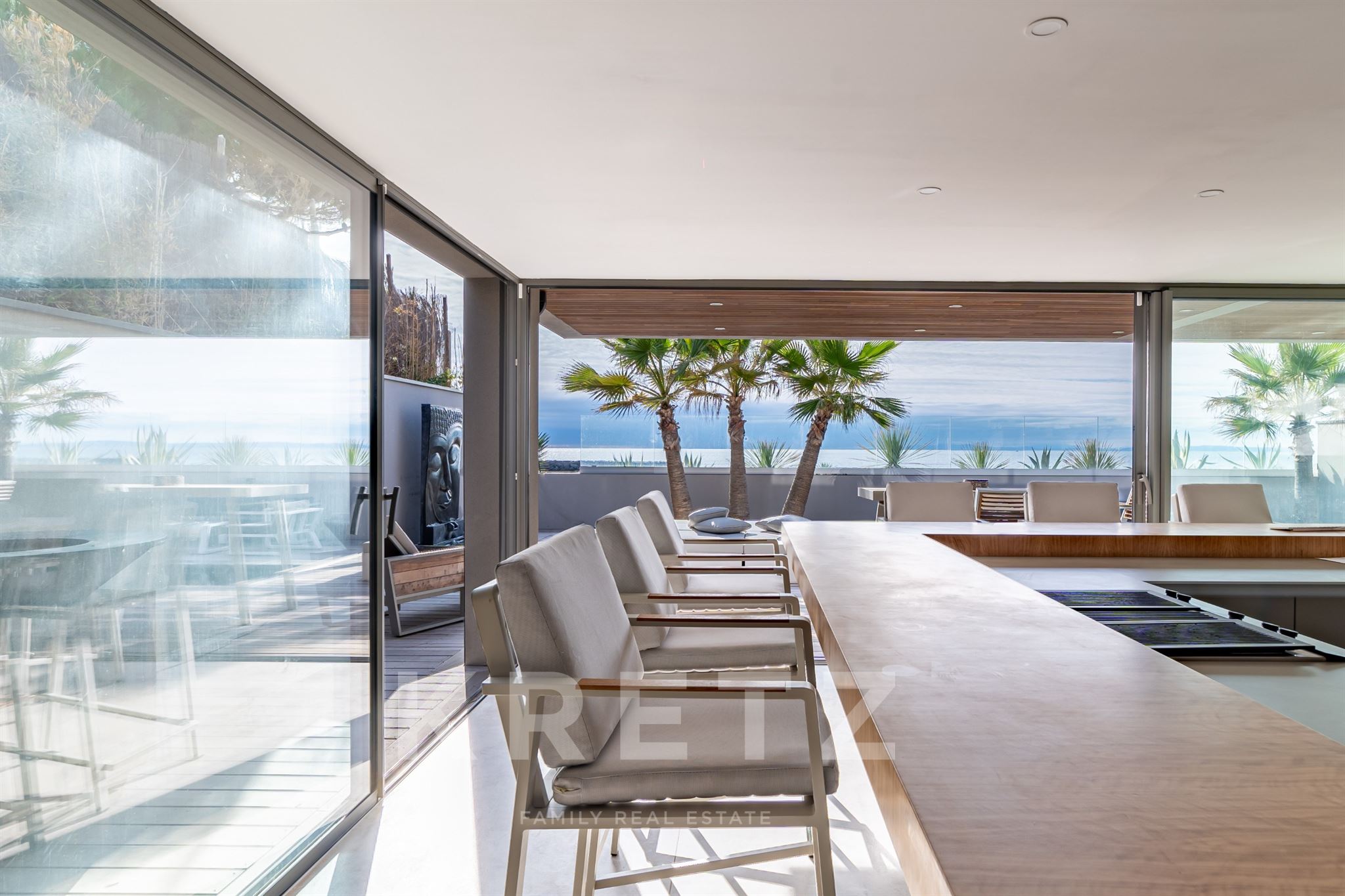 Exceptional architect-designed villa on the front line facing the sea
