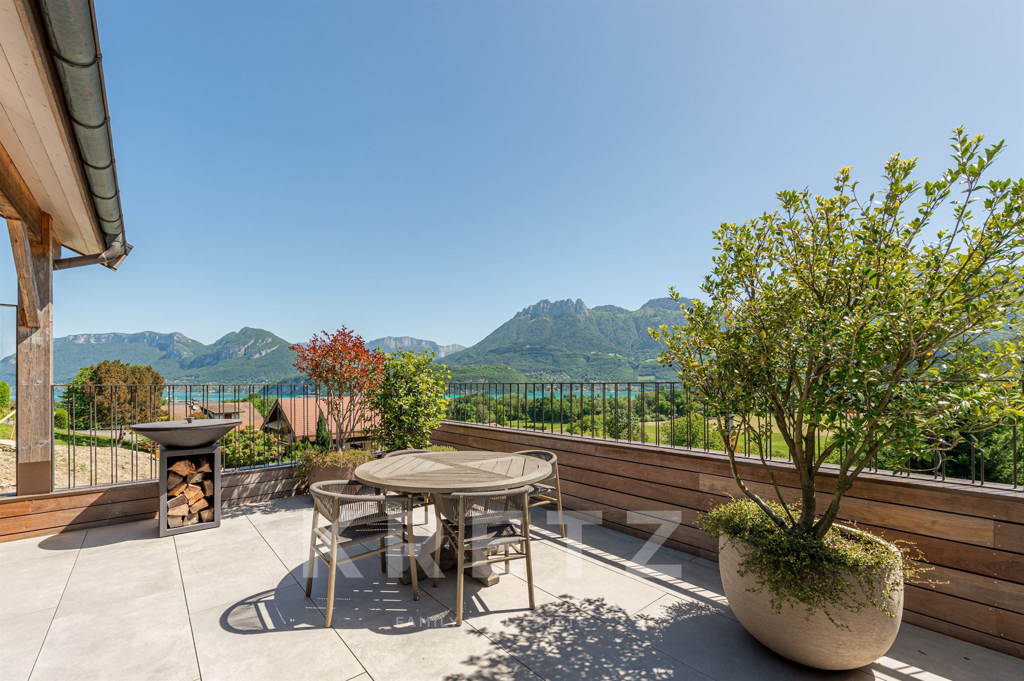 VILLA CONTEMPORAINE AVEC VUE PANORAMIQUE SUR LE LAC D’ANNECY - 4 SUITES - T2 - PISCINE - GARAGE