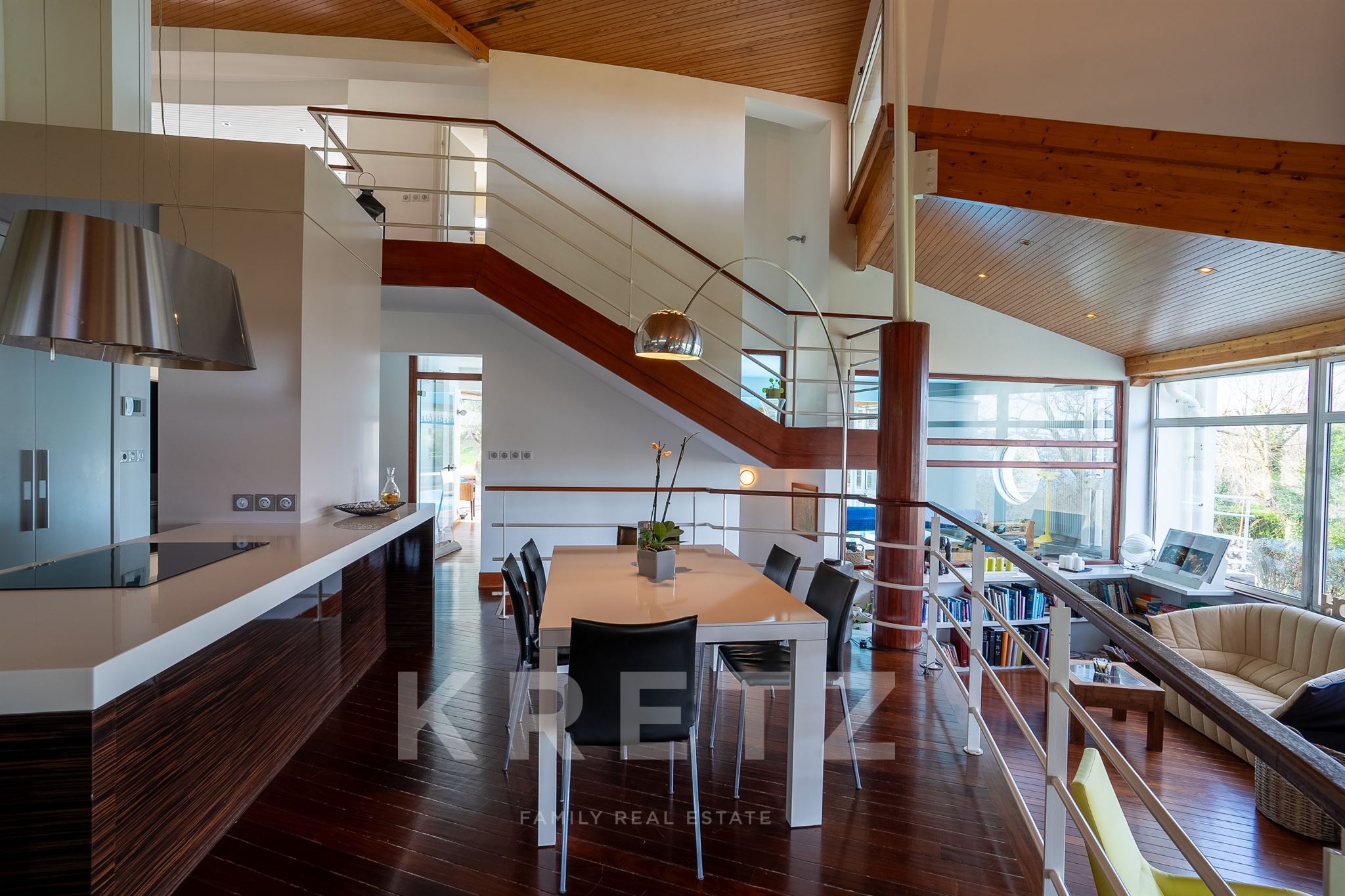 Casa projetada por arquiteto com vista para o mar