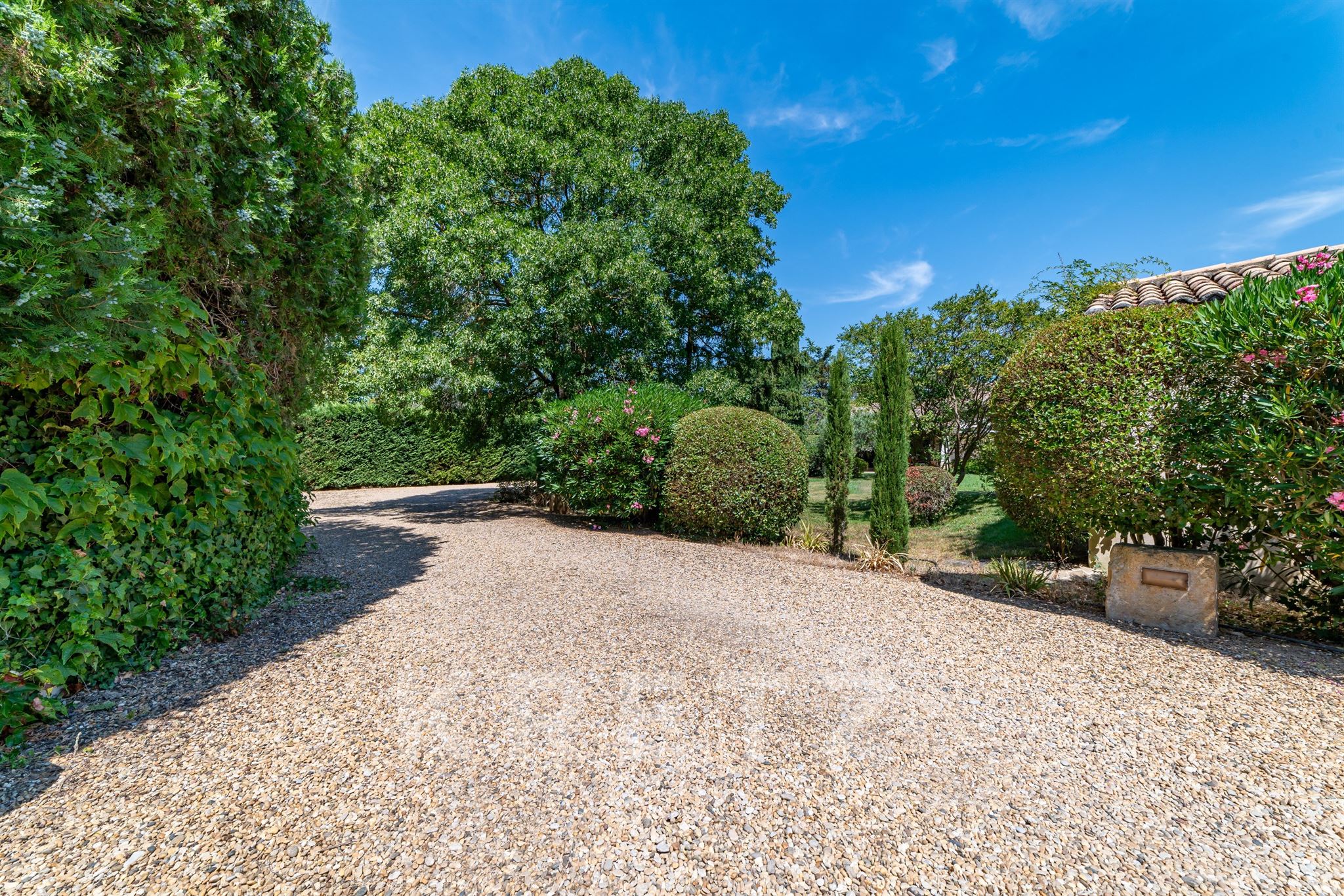 An Architect’s Retreat Nestled in a Lush Park Between Saint-Martin-de-Crau and Maussane-les-Alpilles