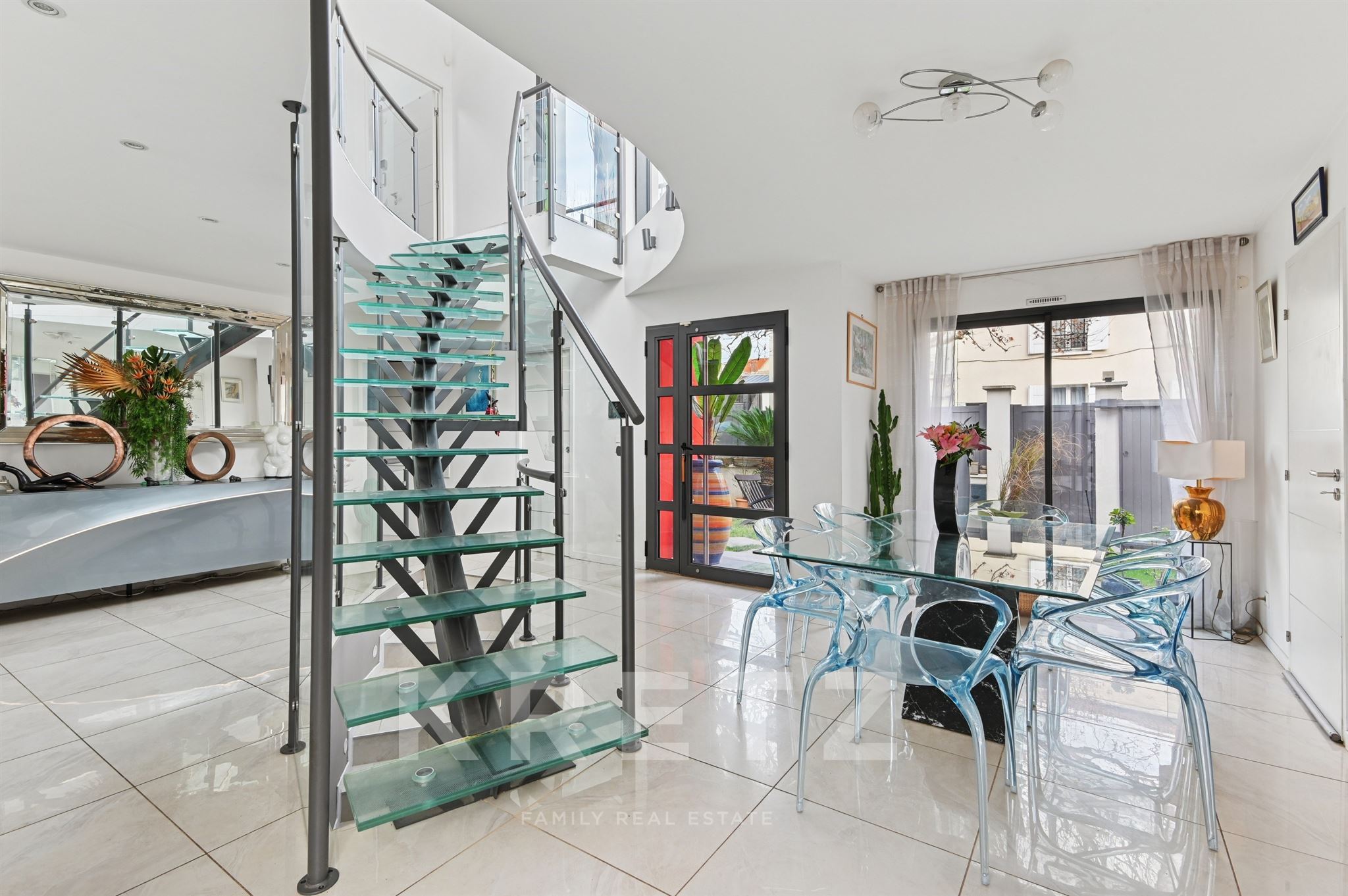 Maison contemporaine avec terrasses et patio