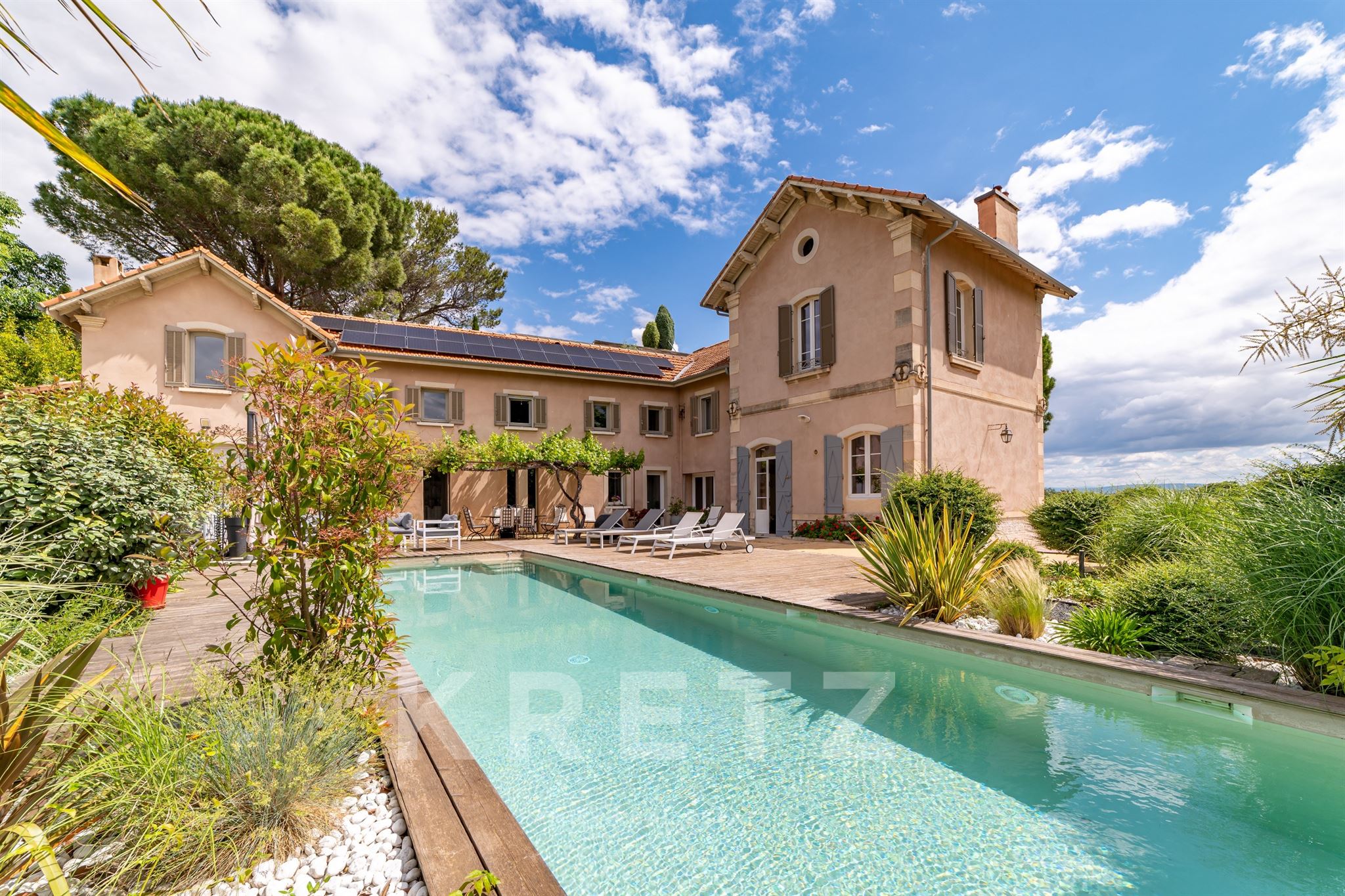 18th-Century Hilltop Estate with Iconic Views – Avignon, France