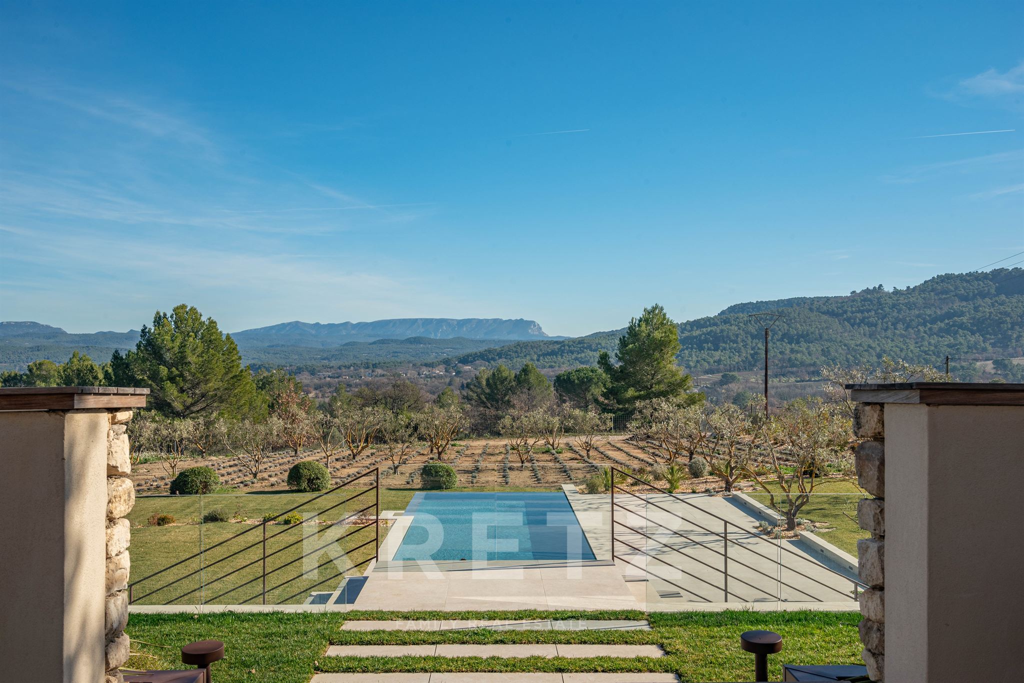 Exceptional estate with panoramic view of the Sainte-Victoire in the heart of a 6-hectare estate