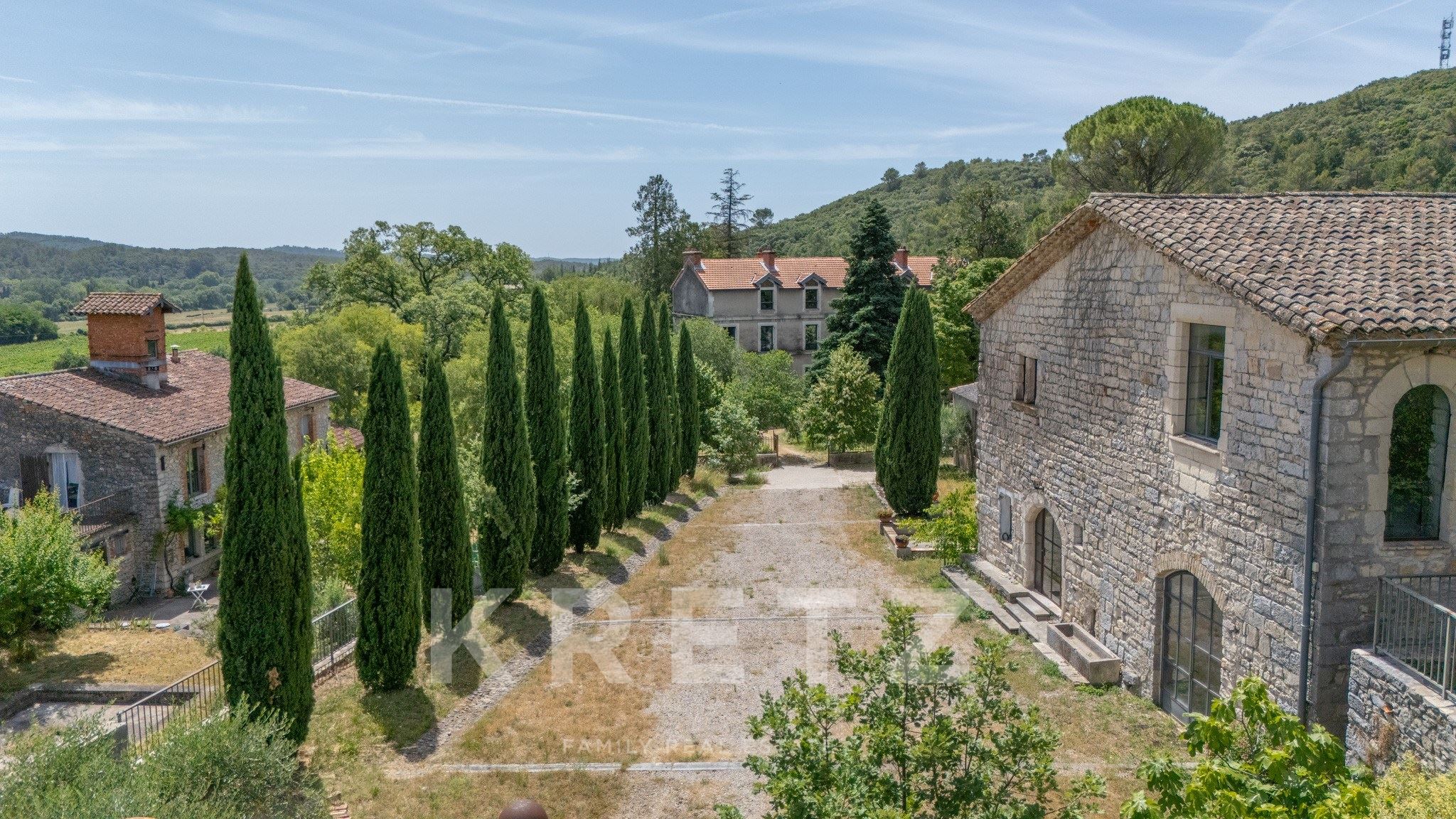 Propriedade excepcional com casa senhorial, adega e anexos no sopé das montanhas de Cévennes