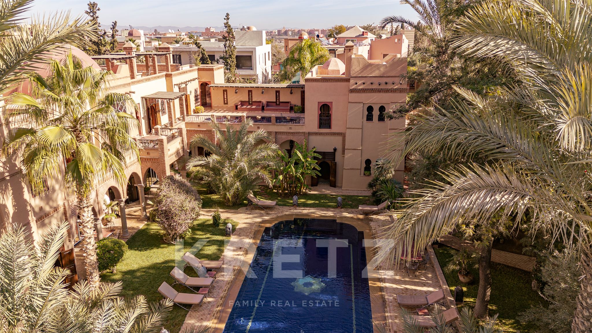10-suite house in a 2200 m2 park 5 minutes from the center of Marrakech. 2 swimming pools, spa, hamm