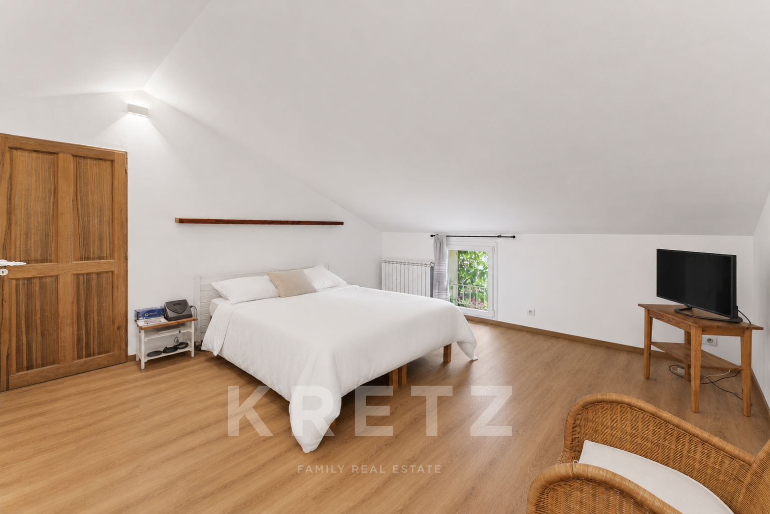 Graveson – Renovated Character Village House with Garden and Garage
