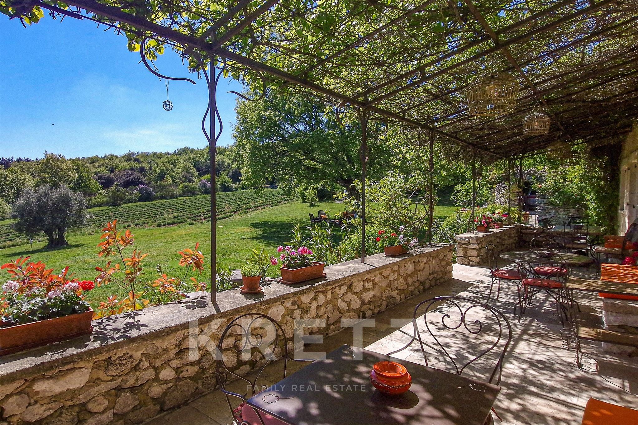 Very large Provençal mansion of character