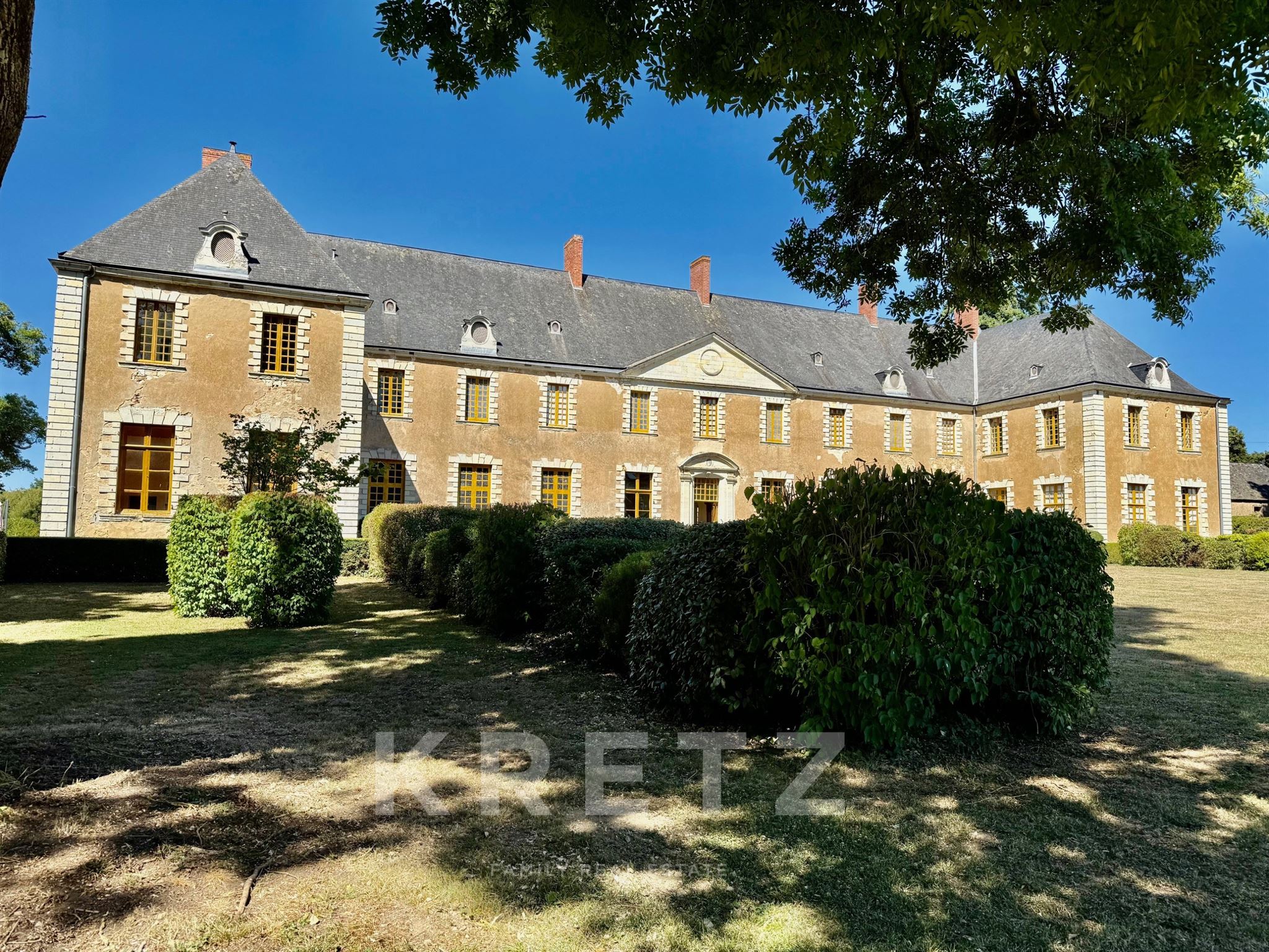 Haut Anjou - 17th century MH listed castle with outbuildings, 18ha (option on 5ha more) park, river,