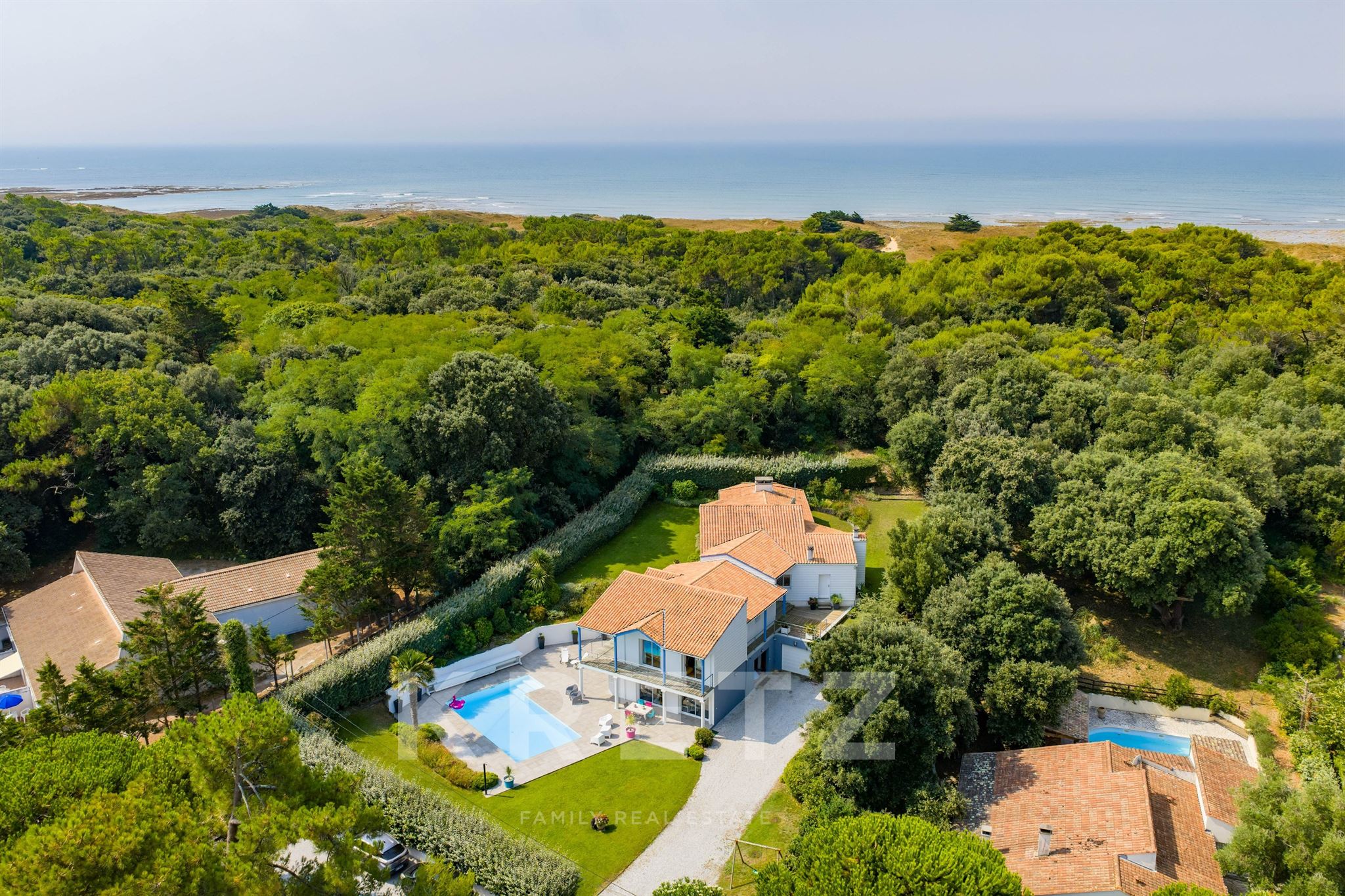 Louisiana-Style 235 m² Property, 200 m from the Beach with Pool