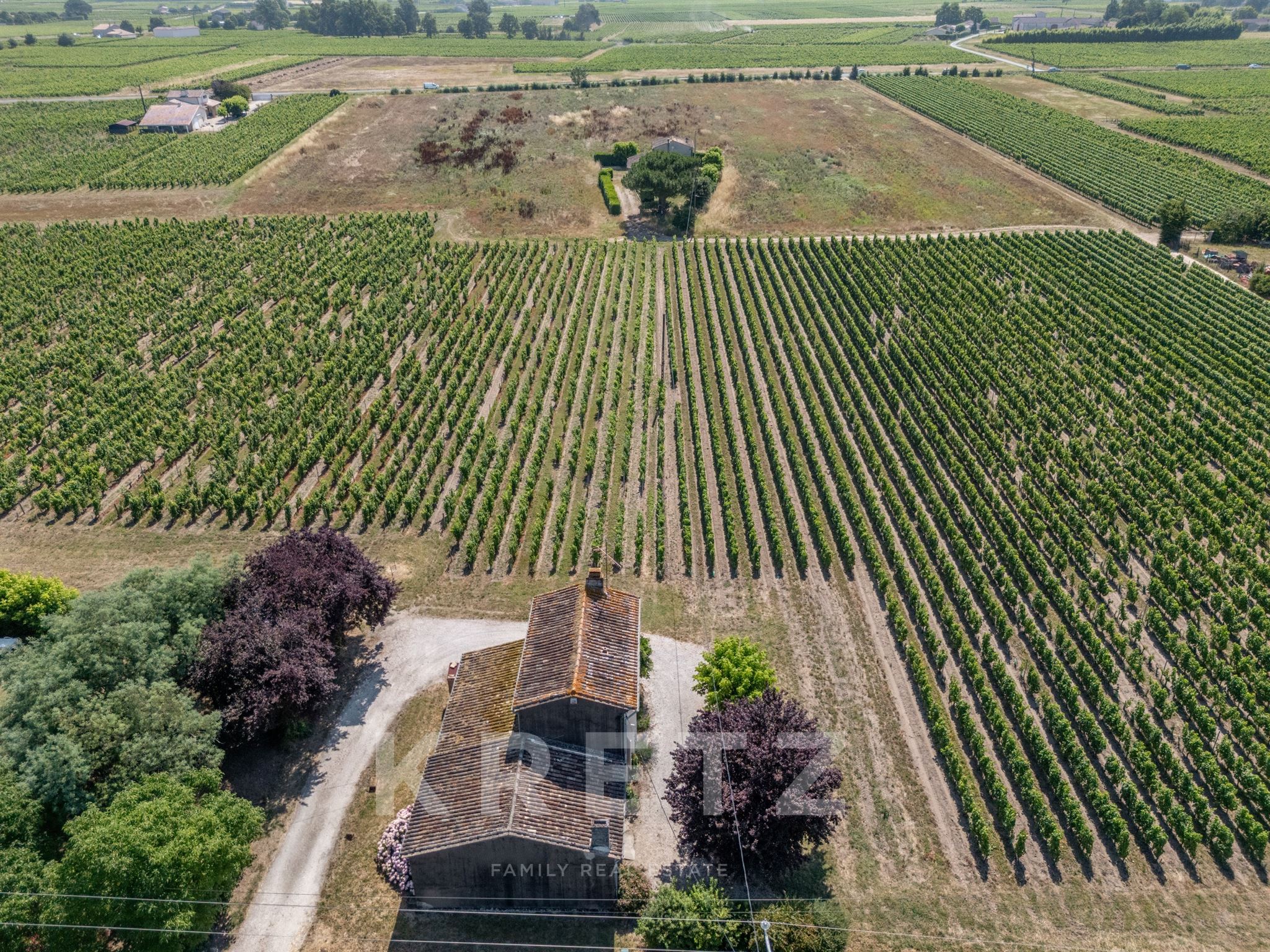 SAINT-ÉMILION – PROPRIÉTÉ VITICOLE DE 10 HA, DEUX DOMAINES & OUTIL DE PRODUCTION COMPLET