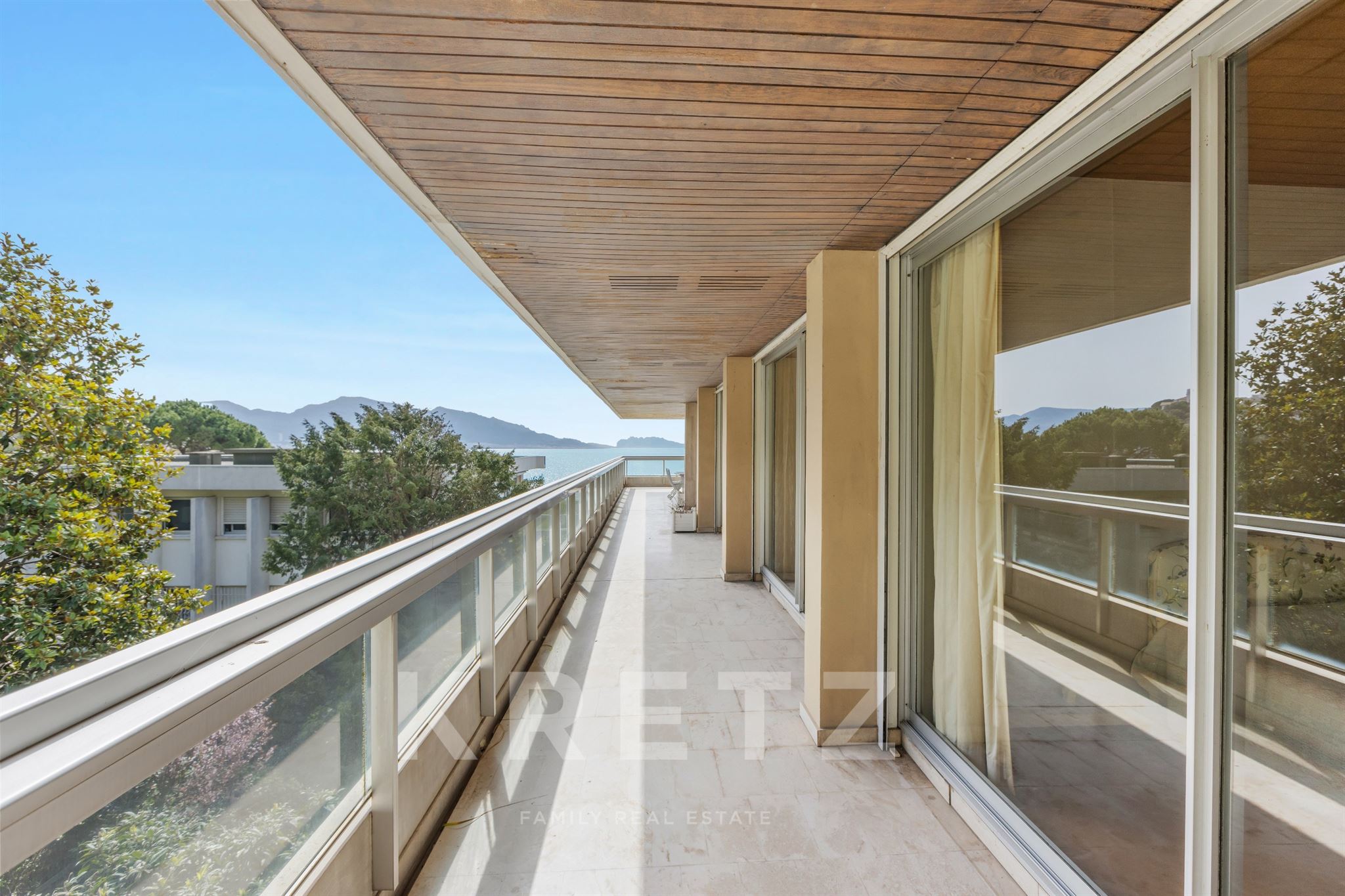 Appartement de standing dans résidence privée avec terrasse de 141m2 et vue mer exceptionnelle