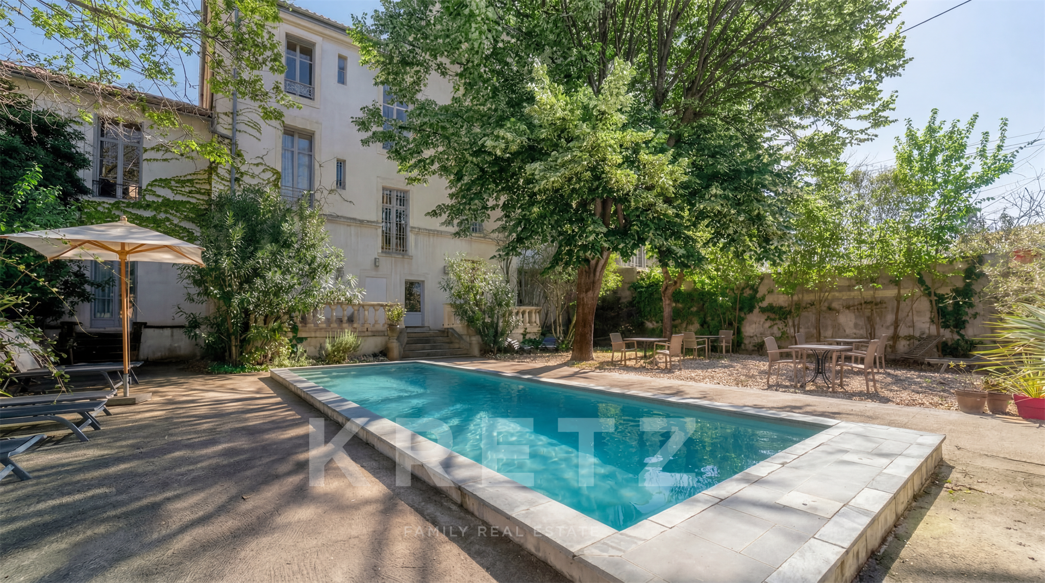 Hôtel particulier début XXe avec jardin, piscine et garage en coeur de ville