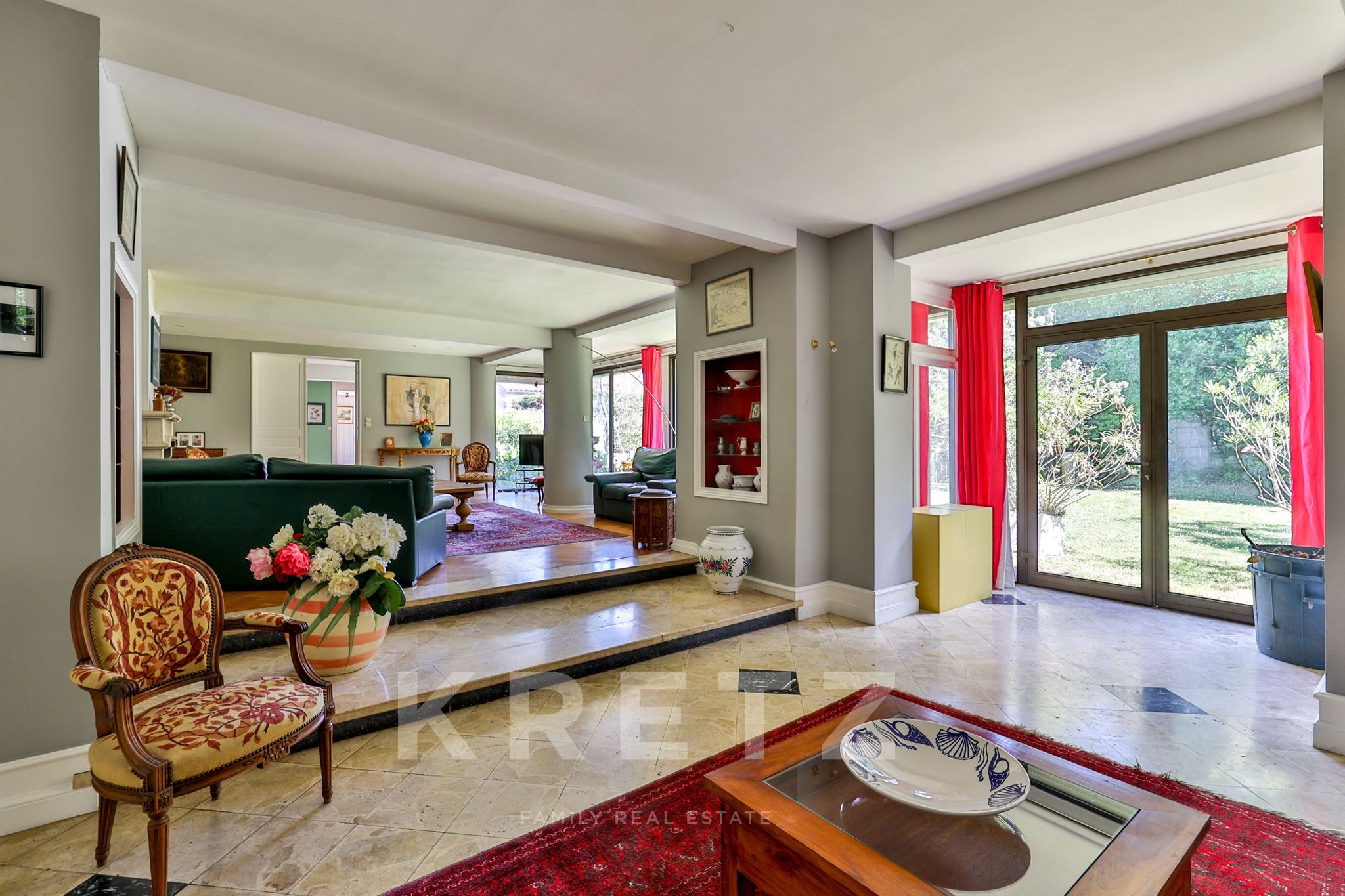 Elegant family property with guest house and swimming pool