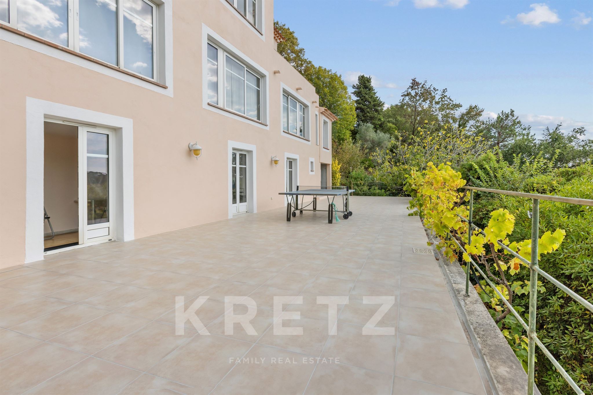 Rare and peaceful property with swimming pool and large wooded grounds