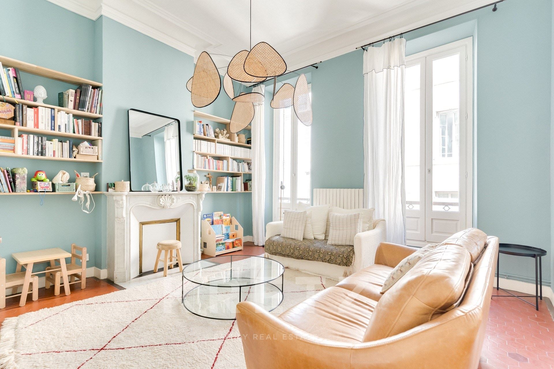 Marseille 6th - Elegant renovated apartment with timeless charm and triple exposure