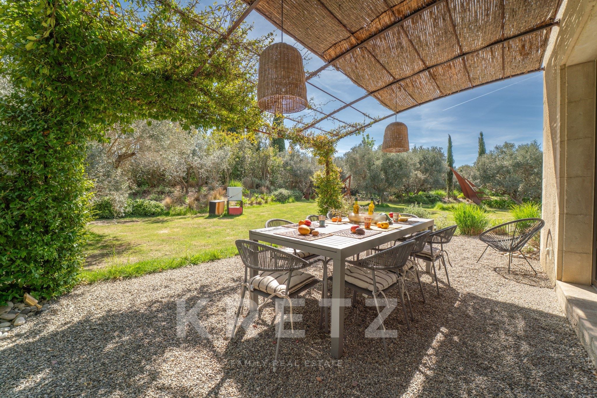 Architect-designed contemporary property in Eygalières – 4 bedrooms, swimming pool, prime location –