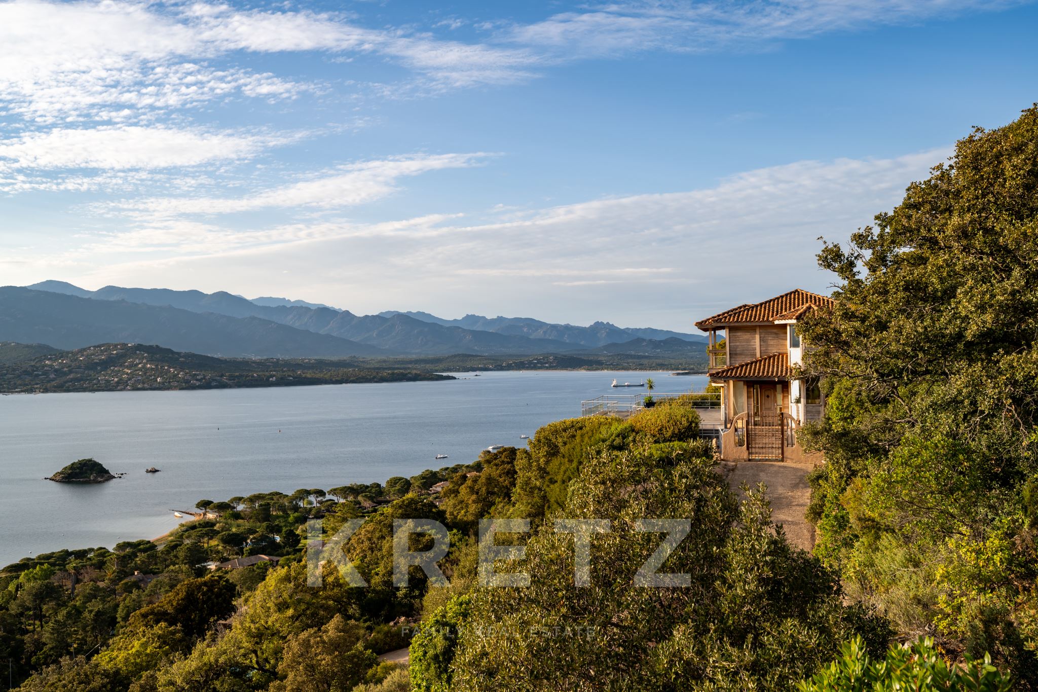 Wooden house 5 minutes from Porto Vecchio with panoramic view of the Gulf and mountains