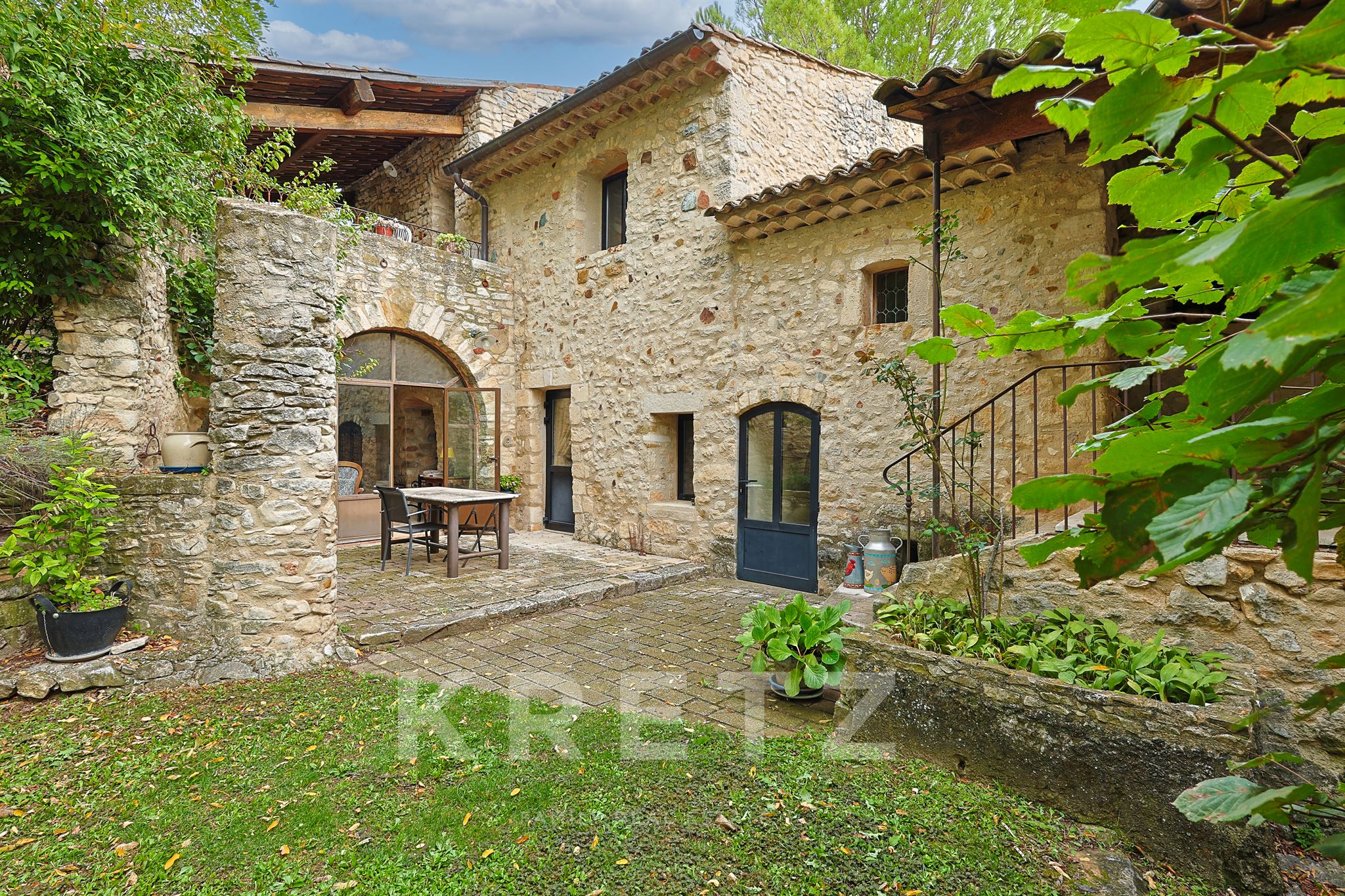 Fully renovated 17th century farmhouse on 1ha 800 of land
