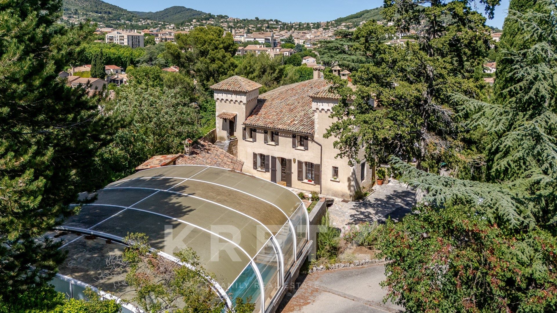 Superbe château de caractère de 468 m², implanté sur un magnifique terrain paysager de 8 178 m², à p