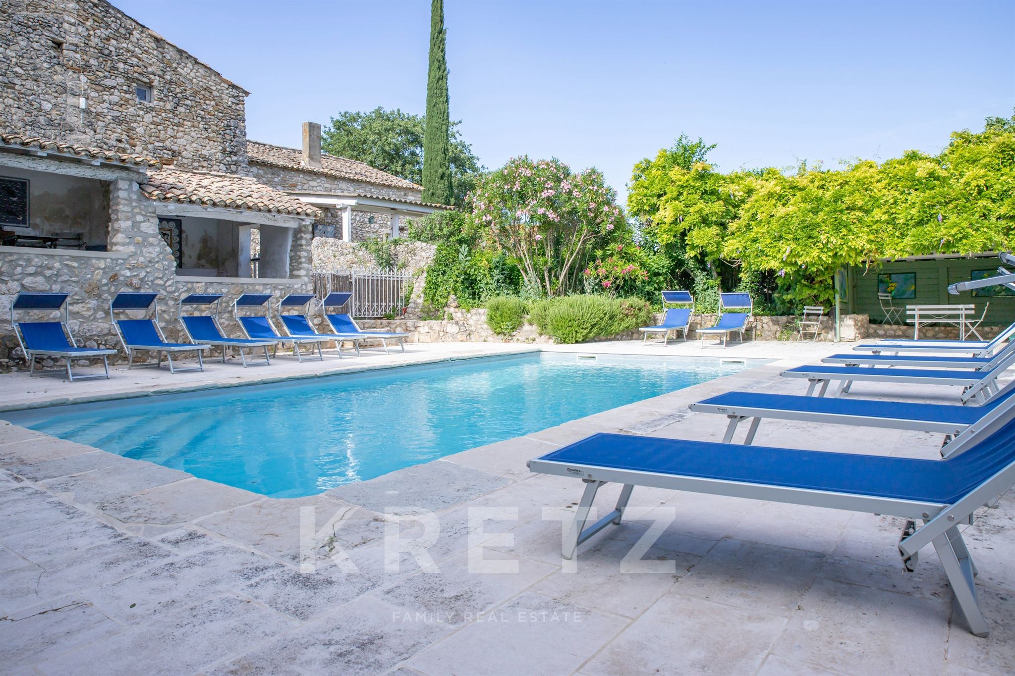 Magnifique hameau Provençal restauré avec piscine