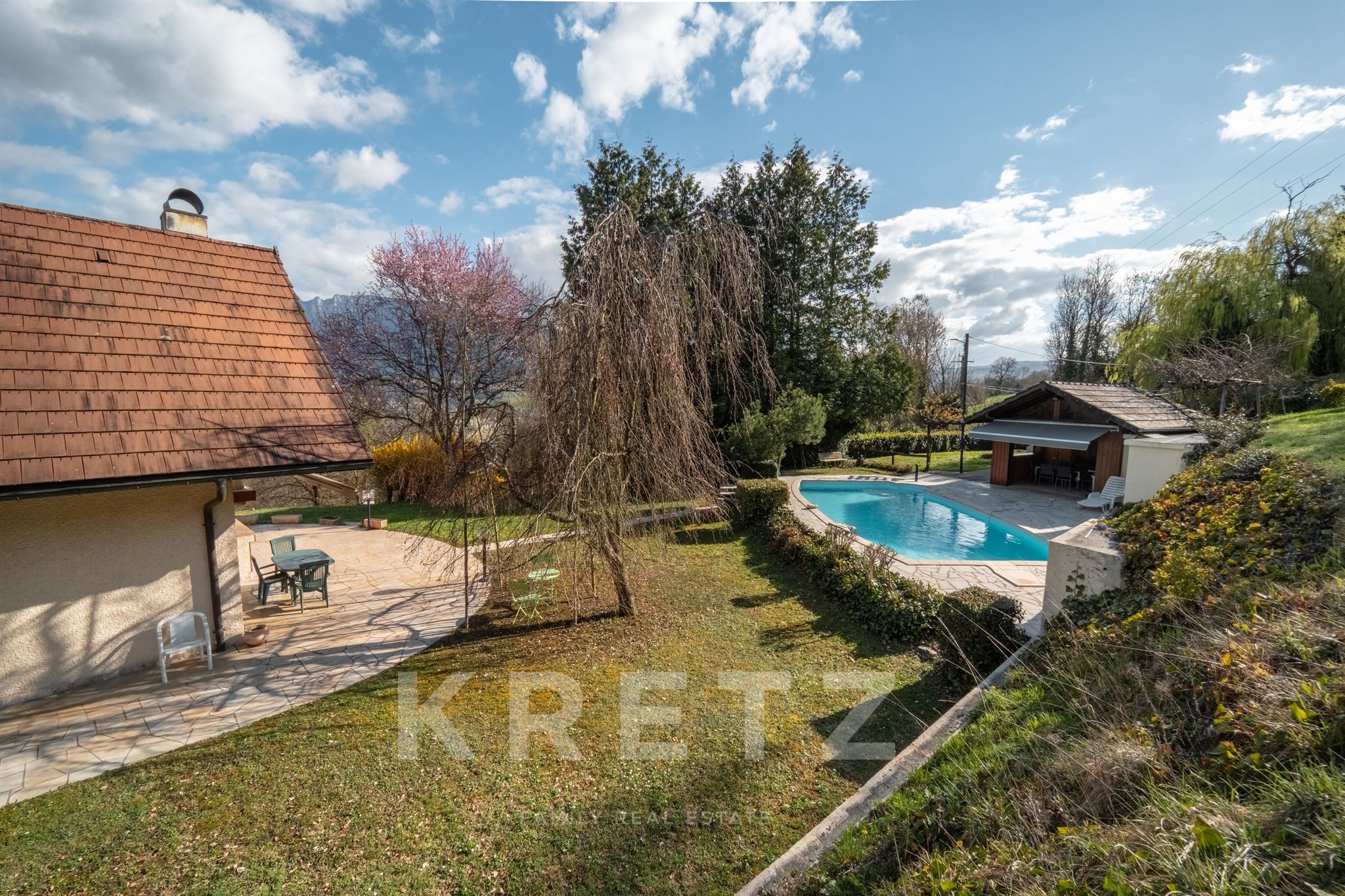 Propriété dominante avec piscine, vue dent du chat magnifique