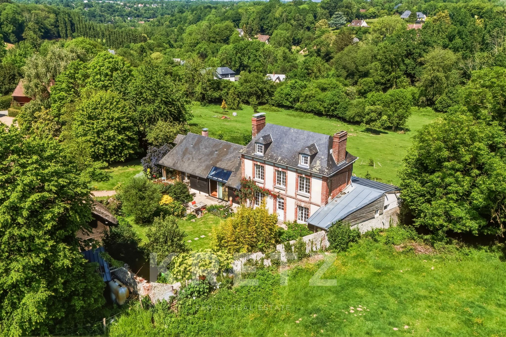 Aux portes de Honfleur,  domaine sur 3 hectares avec une maison principale et 3 maisons annexes