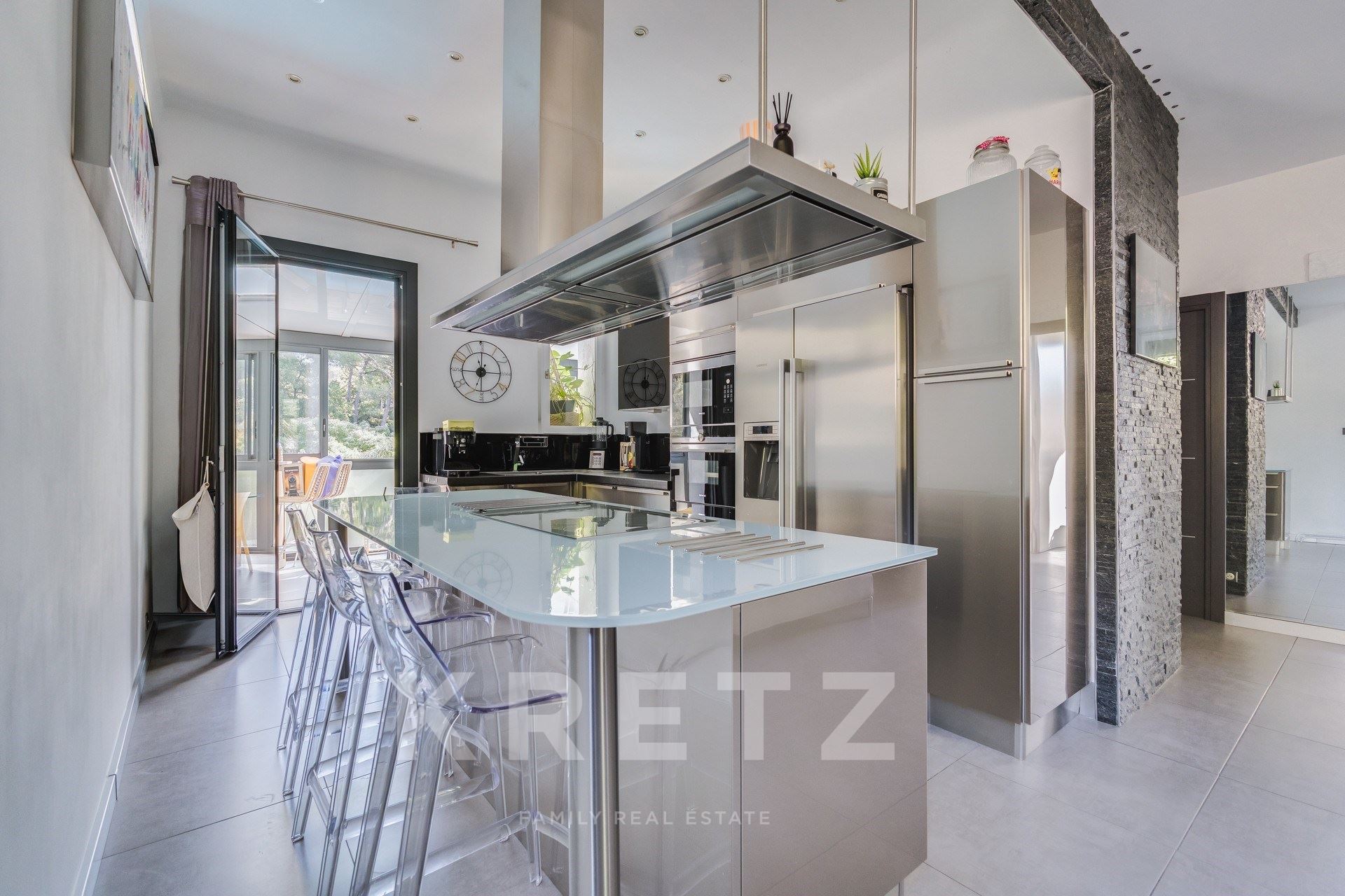 RENOVATED 3-BEDROOM HOUSE WITH INDEPENDENT STUDIO