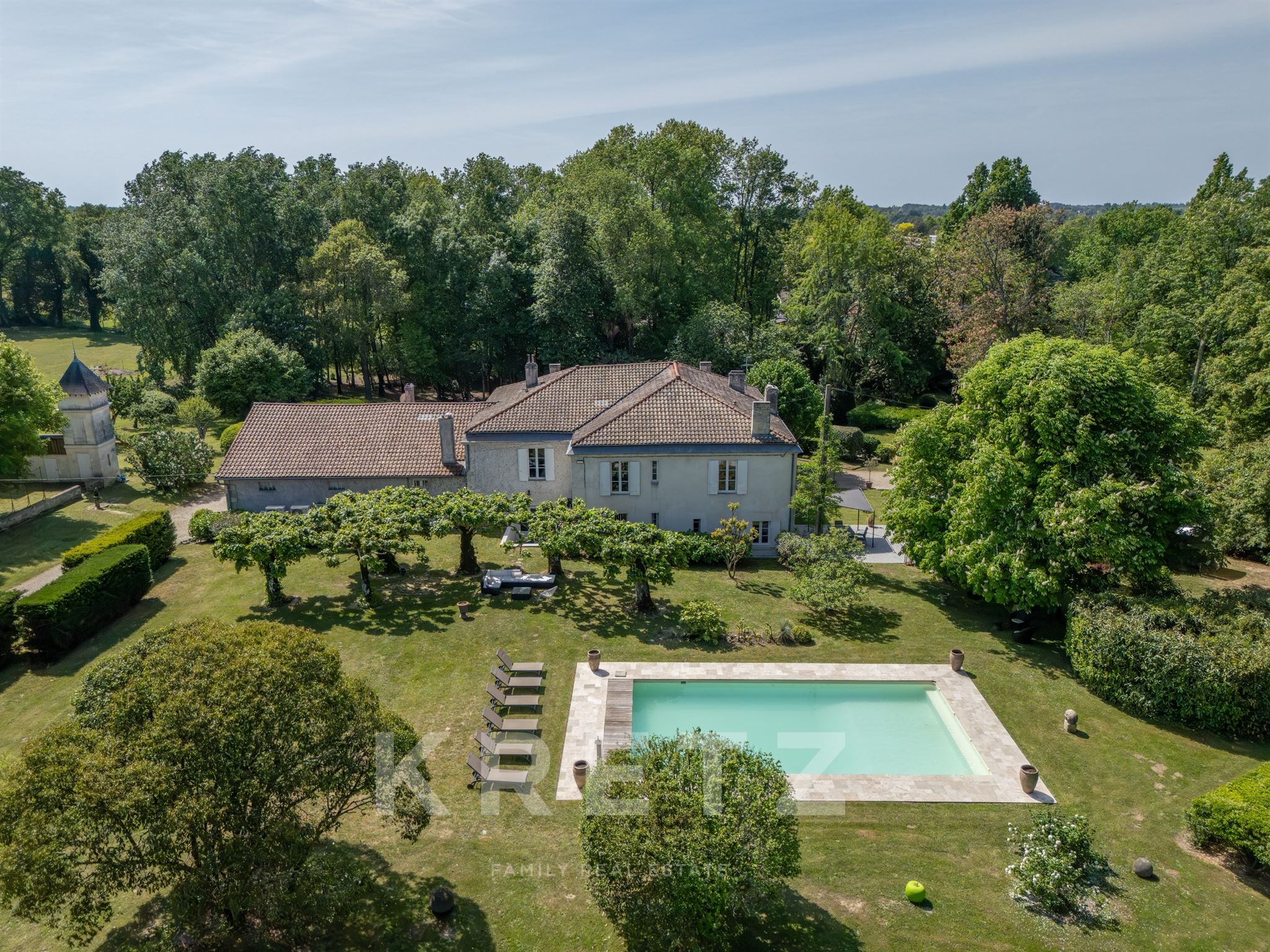 A stately home and 3.7-hectare grounds: A gem on the outskirts of Bordeaux