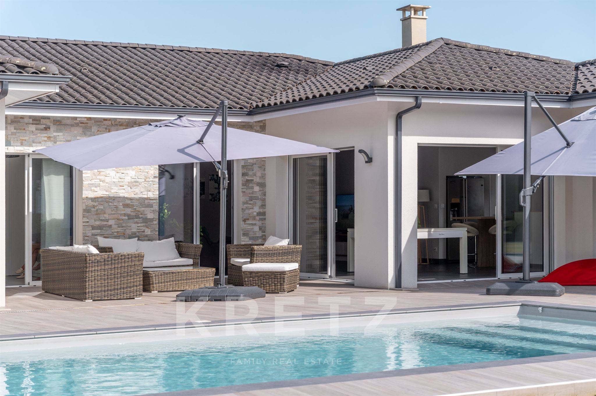 Saint-Loubès - Contemporaine 195m2 de plain-pied, 4 chambres, garage, piscine et dépendance