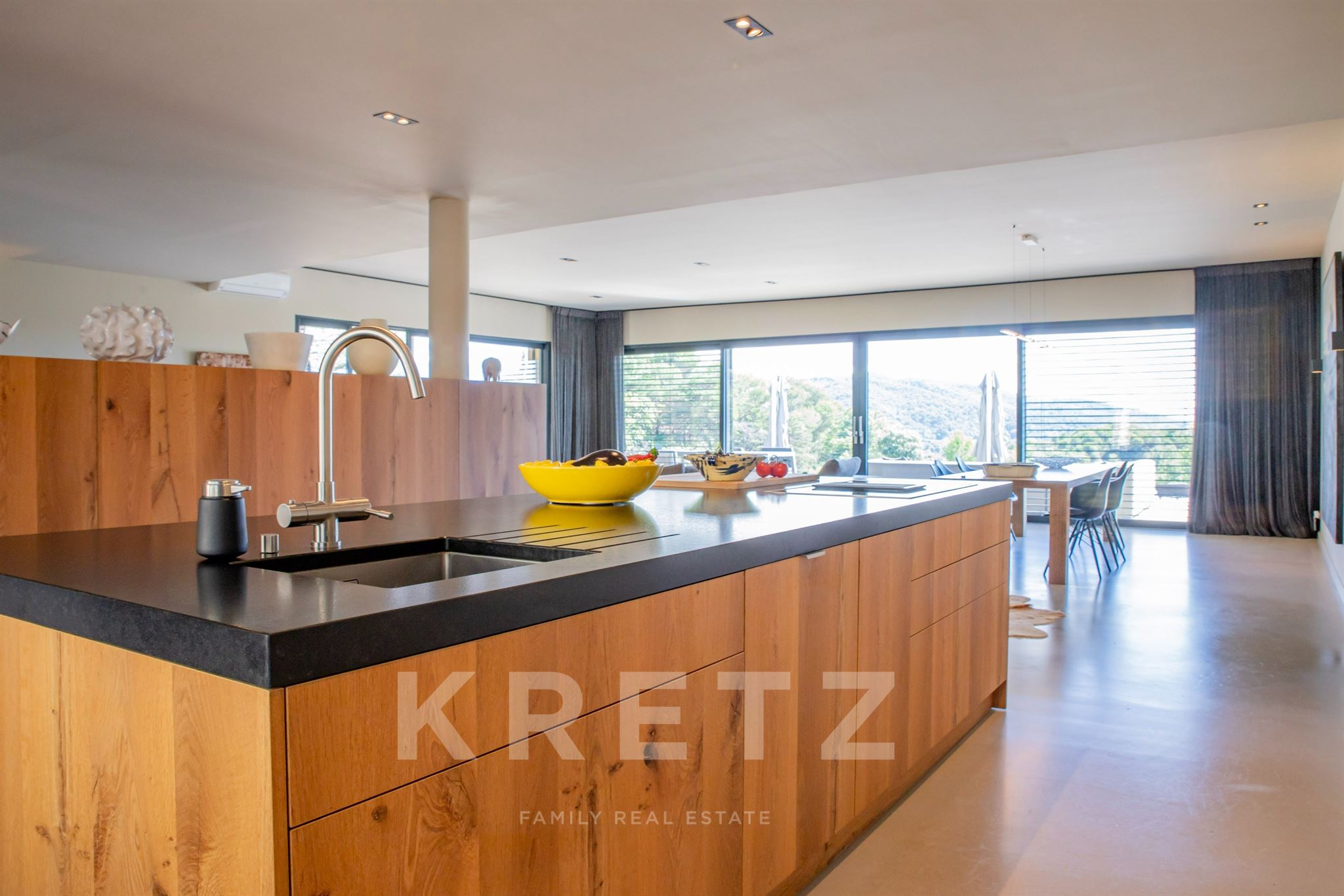 Contemporary residence of exception - Privileged location