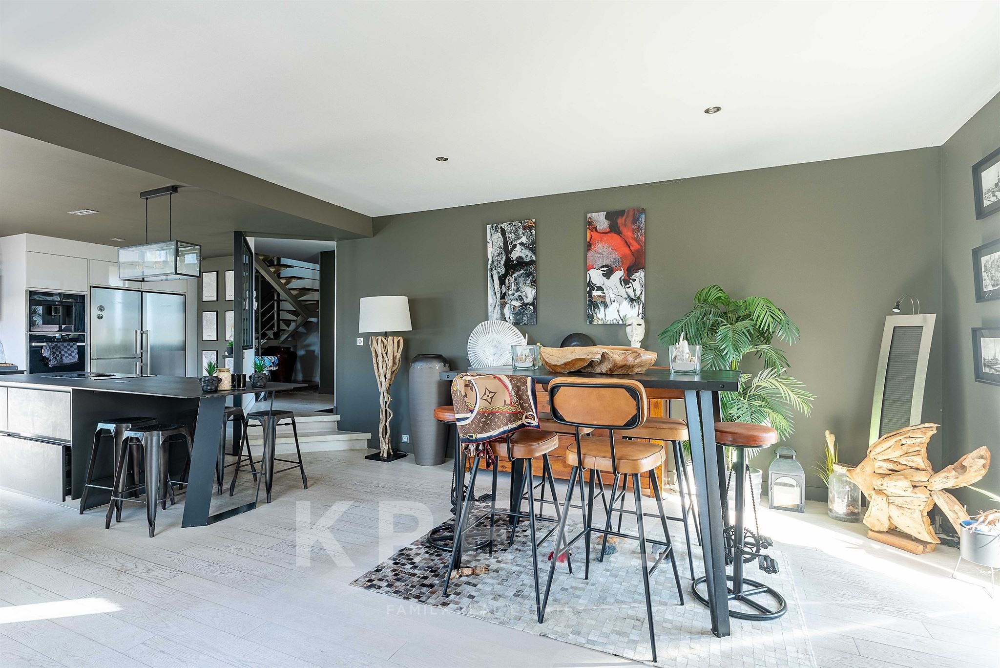 Contemporaine d'exception, piscine chauffée et 1970 m2 de terrain paysager