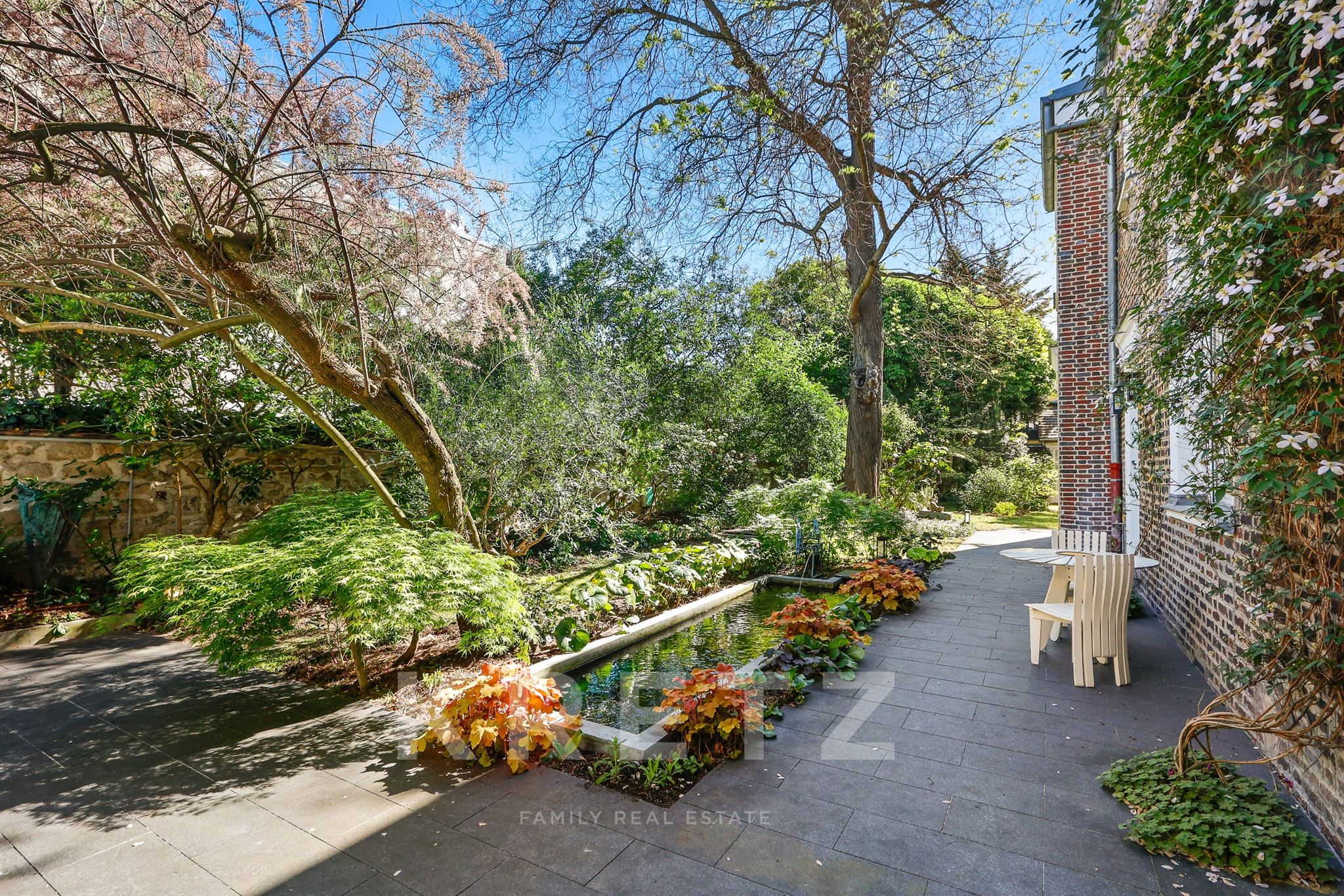 Paris XIV — Maison-atelier d’artistes avec 500m2 de jardin paysager et atelier indépendant