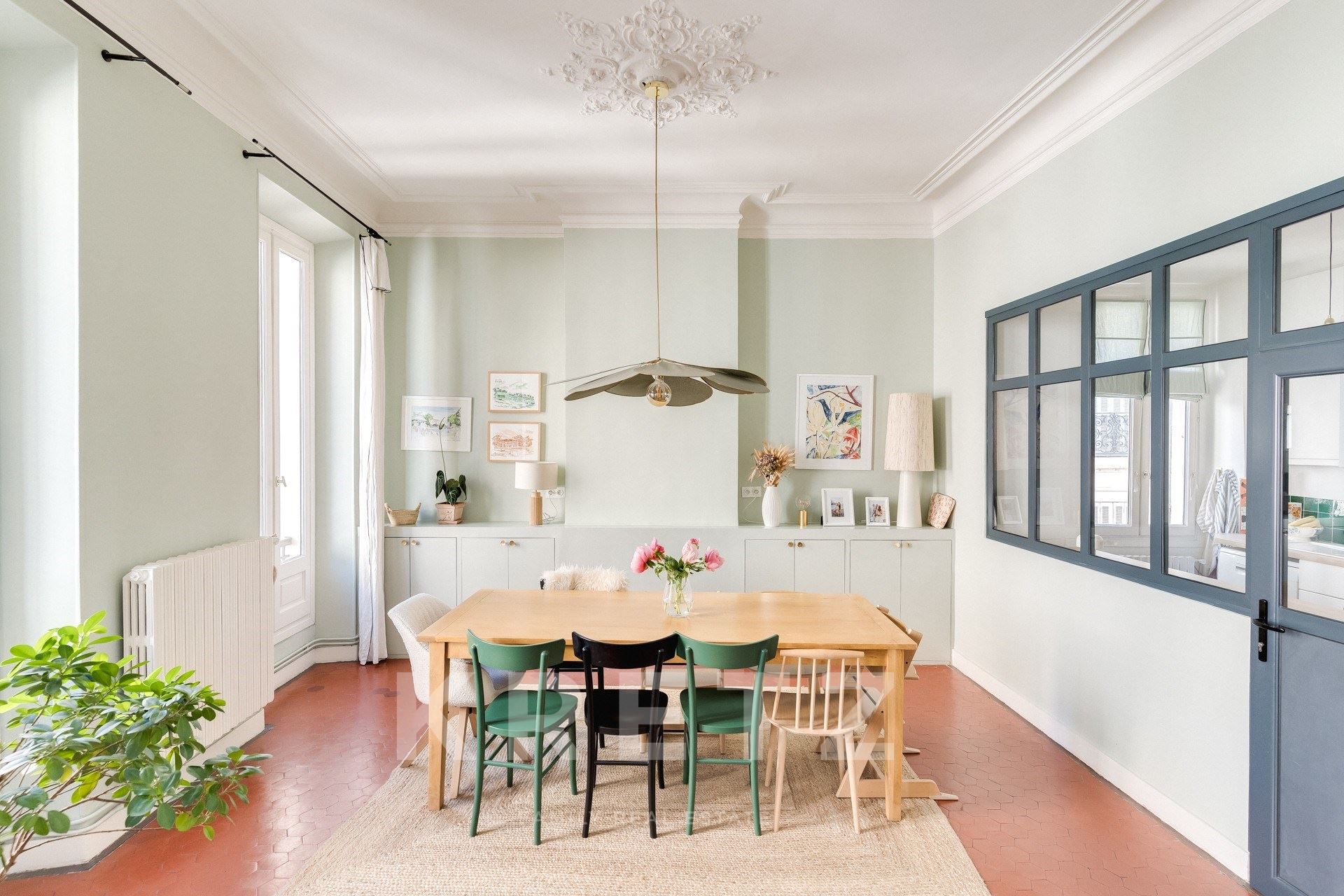 Marseille 6th - Elegant renovated apartment with timeless charm and triple exposure