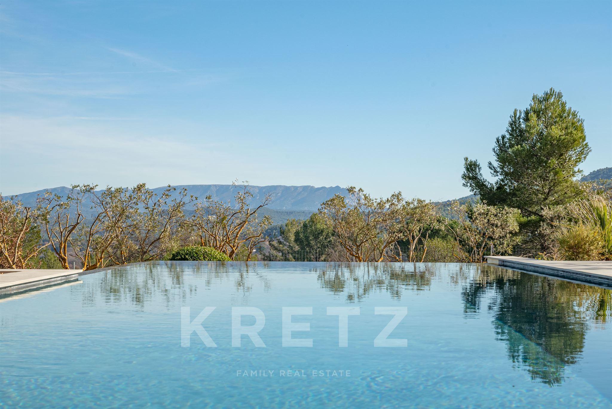 Exceptional estate with panoramic view of the Sainte-Victoire in the heart of a 6-hectare estate