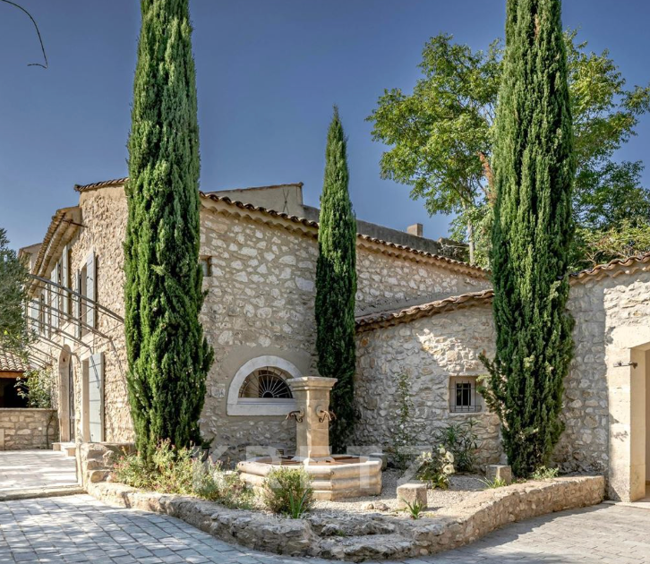 EXCLUSIVITÉ – EYGALIÈRES – MAS AUTHENTIQUE DU XVIIIe SIÈCLE DE 320 m2, 6 chambres