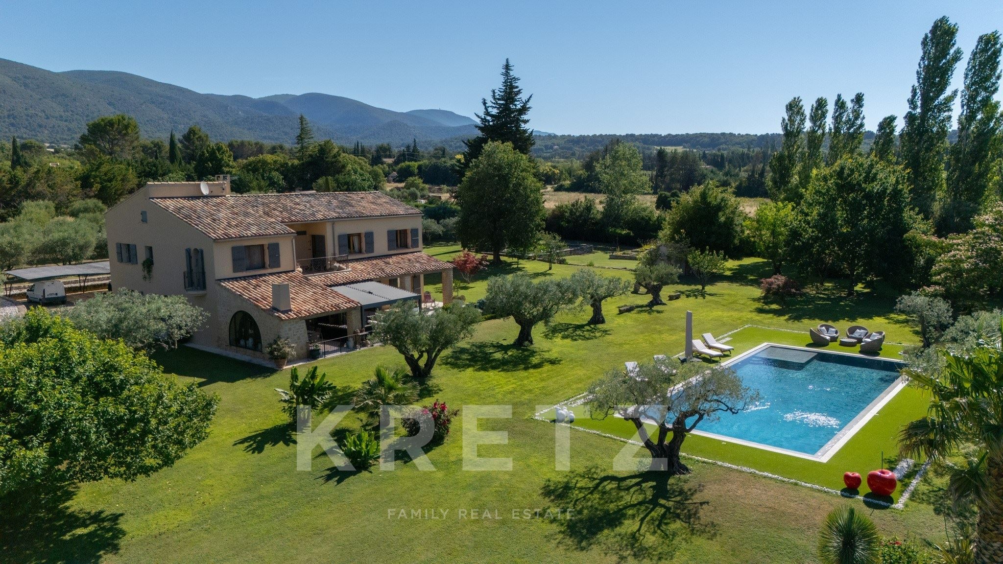 Maison provençale avec emplacement premium à pied de Lourmarin au cœur d’un parc aménagé de 1.7 hect