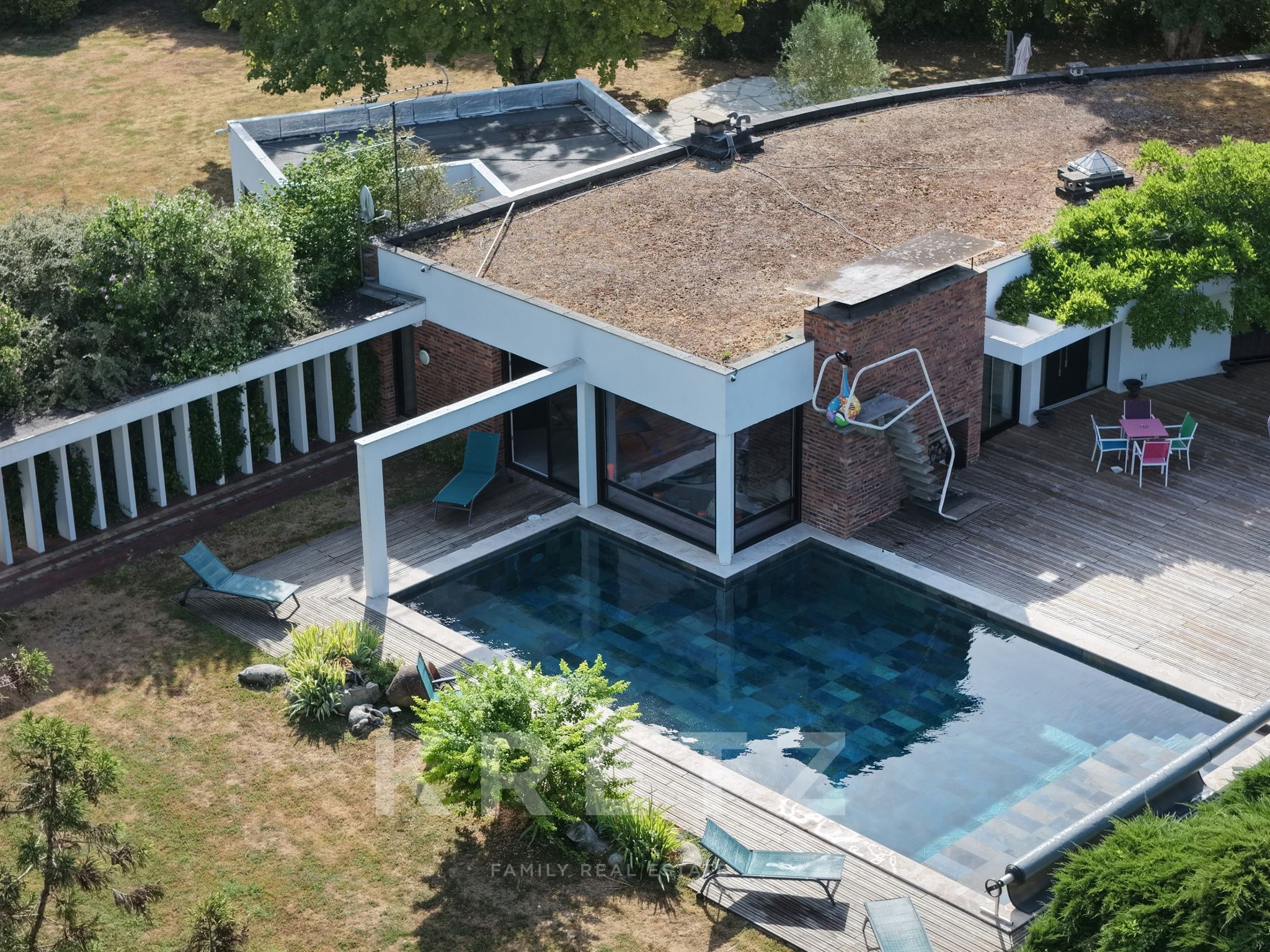 Une élégante propriété de plain-pied, sa piscine chauffée et son parc de plus d'un hectare